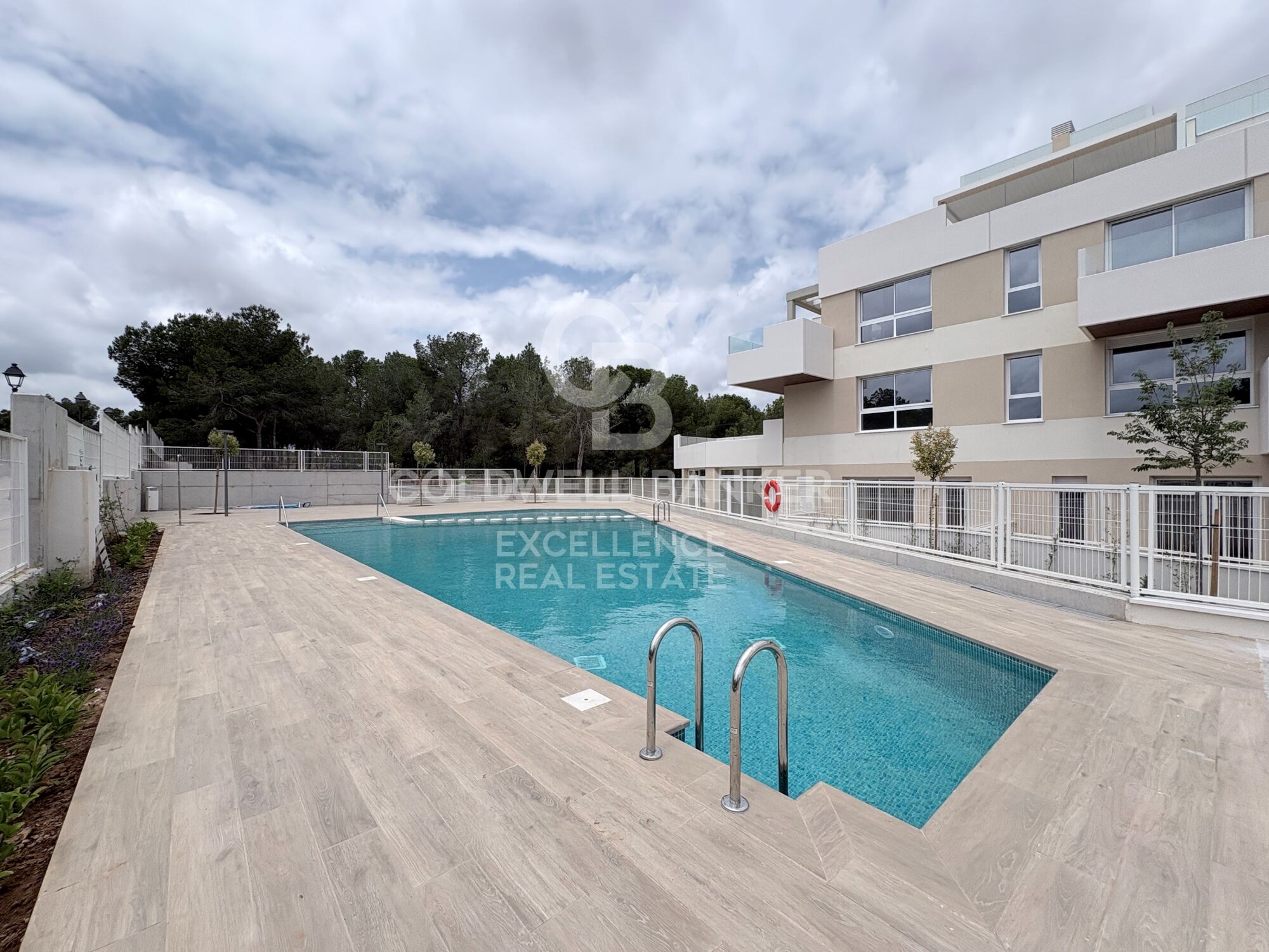 Appartement neuf exclusif en première occupation à louer à Santa Bárbara, avec de spacieuses terrasses, une piscine et deux places de parking