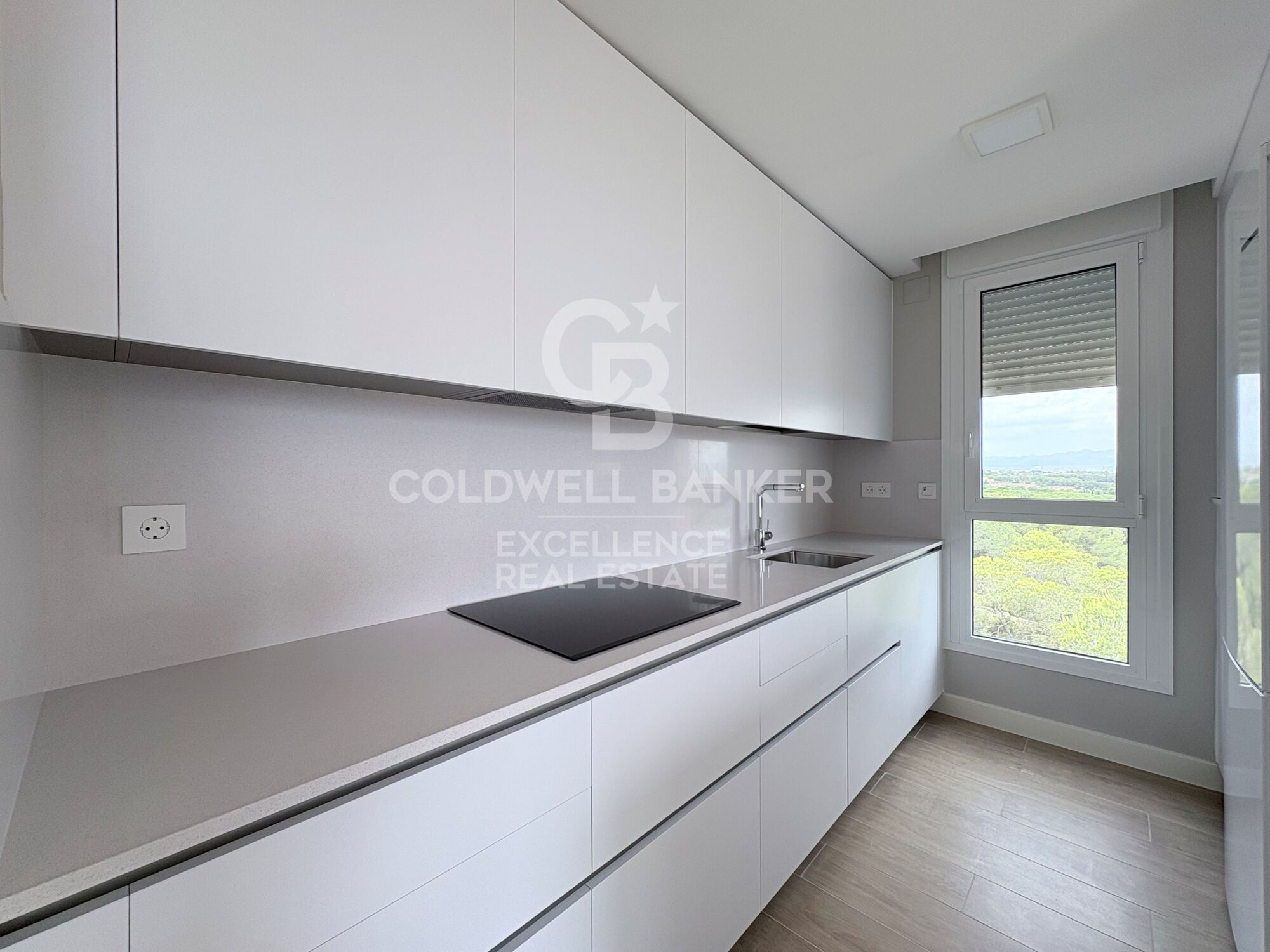 Appartement neuf exclusif en première occupation à louer à Santa Bárbara, avec de spacieuses terrasses, une piscine et deux places de parking