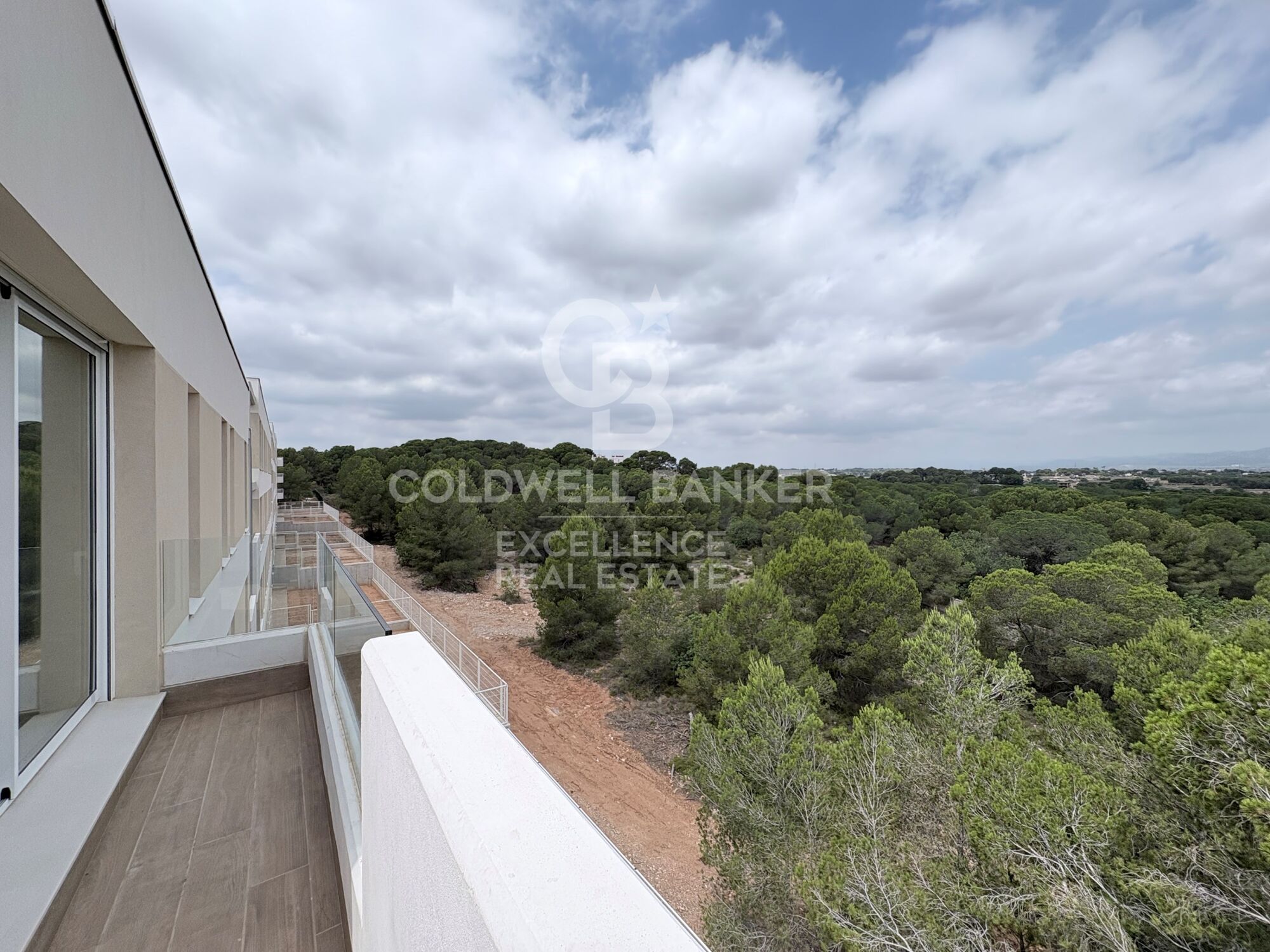 Appartement neuf exclusif en première occupation à louer à Santa Bárbara, avec de spacieuses terrasses, une piscine et deux places de parking