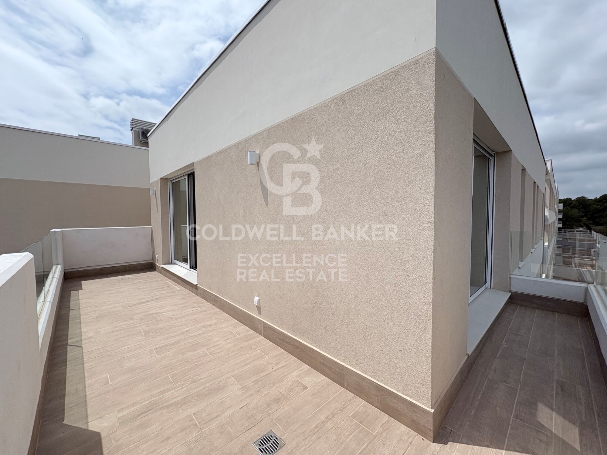 Appartement neuf exclusif en première occupation à louer à Santa Bárbara, avec de spacieuses terrasses, une piscine et deux places de parking