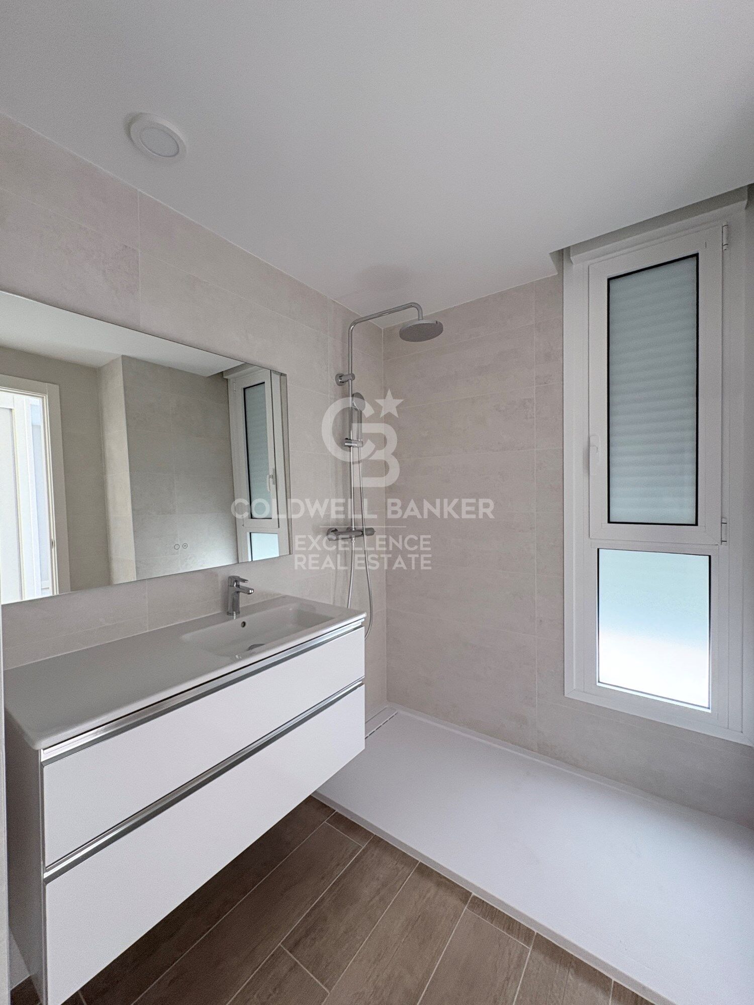 Appartement neuf exclusif en première occupation à louer à Santa Bárbara, avec de spacieuses terrasses, une piscine et deux places de parking