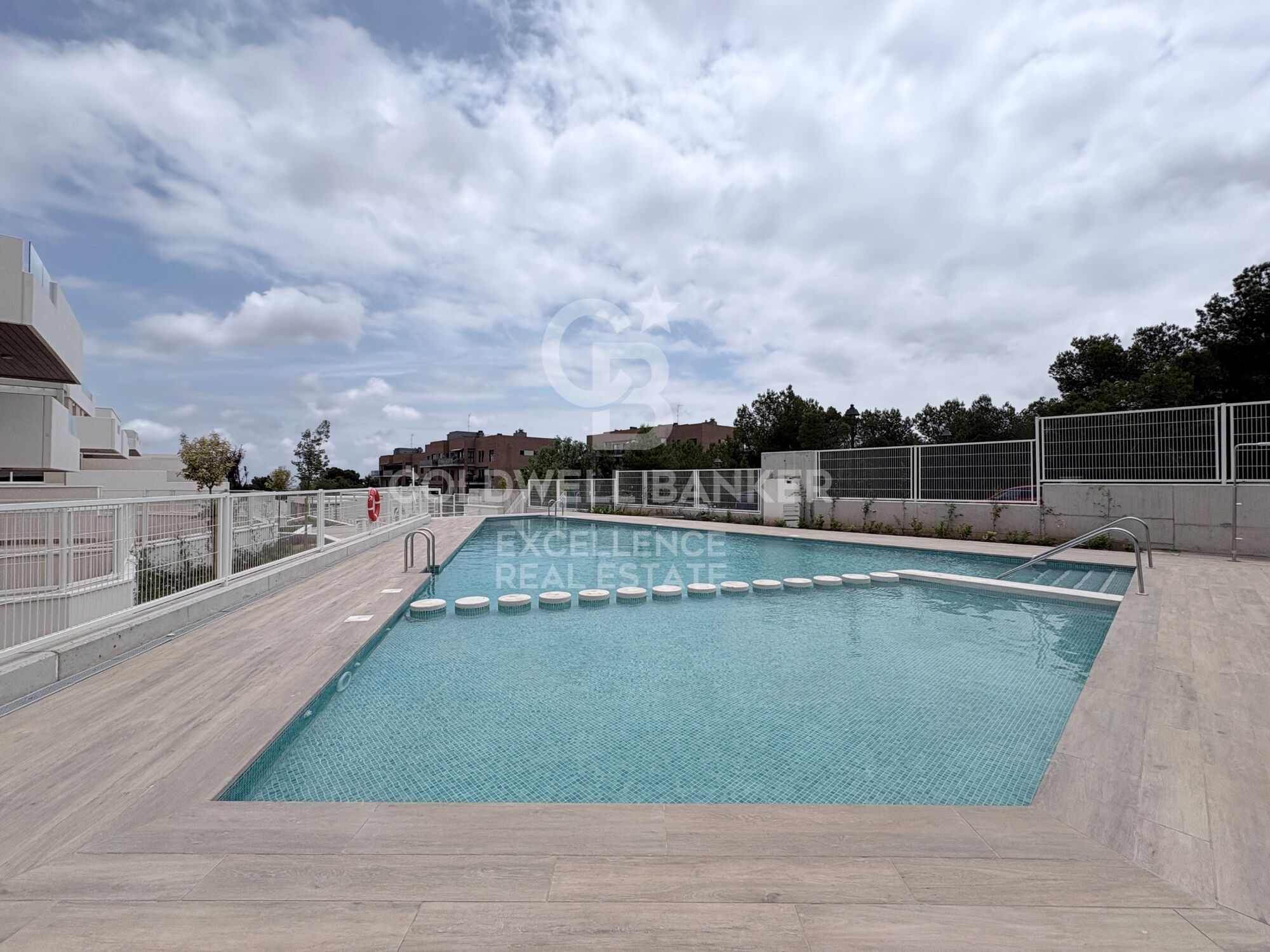 Appartement neuf exclusif en première occupation à louer à Santa Bárbara, avec de spacieuses terrasses, une piscine et deux places de parking