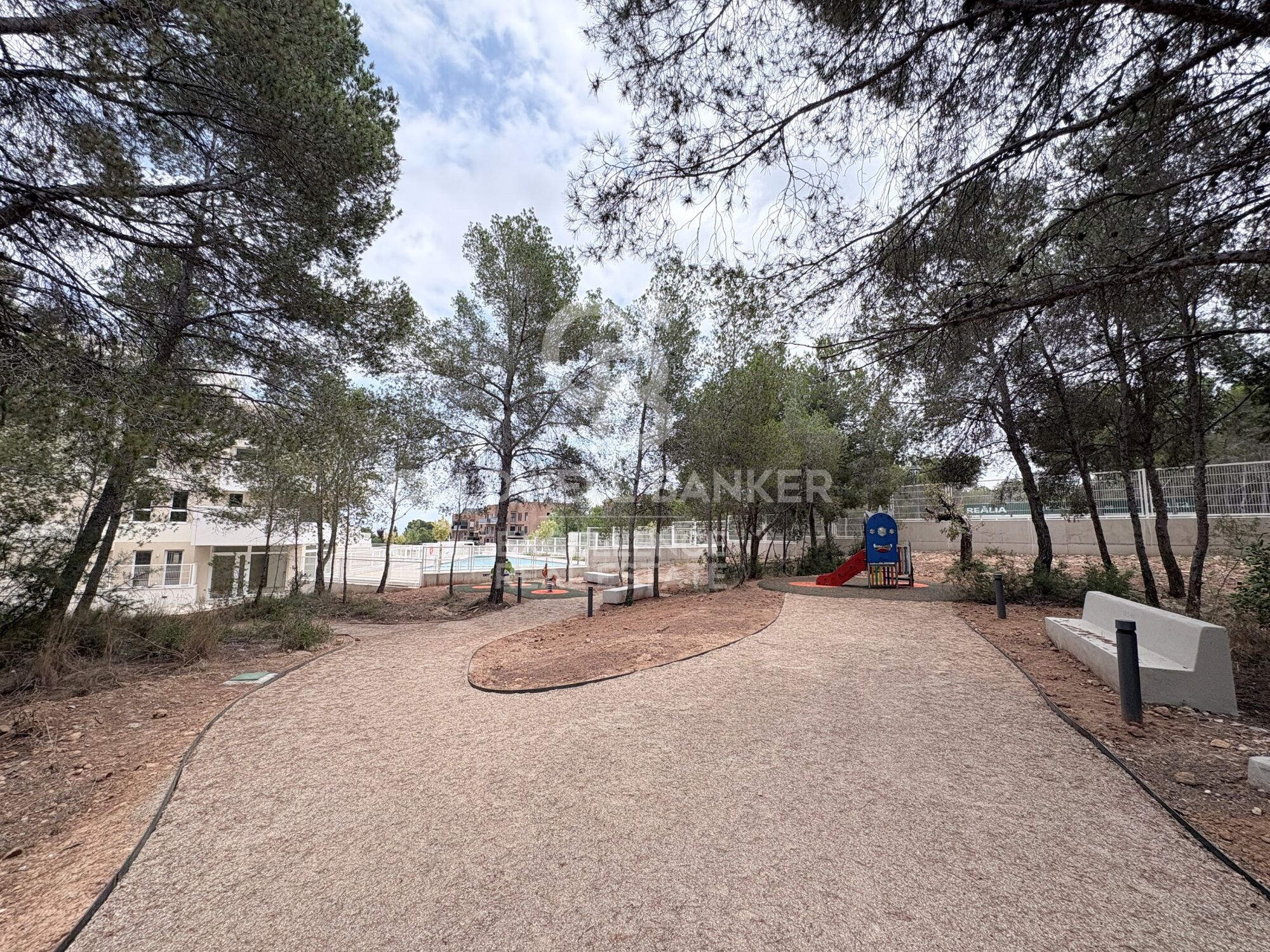 Appartement neuf exclusif en première occupation à louer à Santa Bárbara, avec de spacieuses terrasses, une piscine et deux places de parking