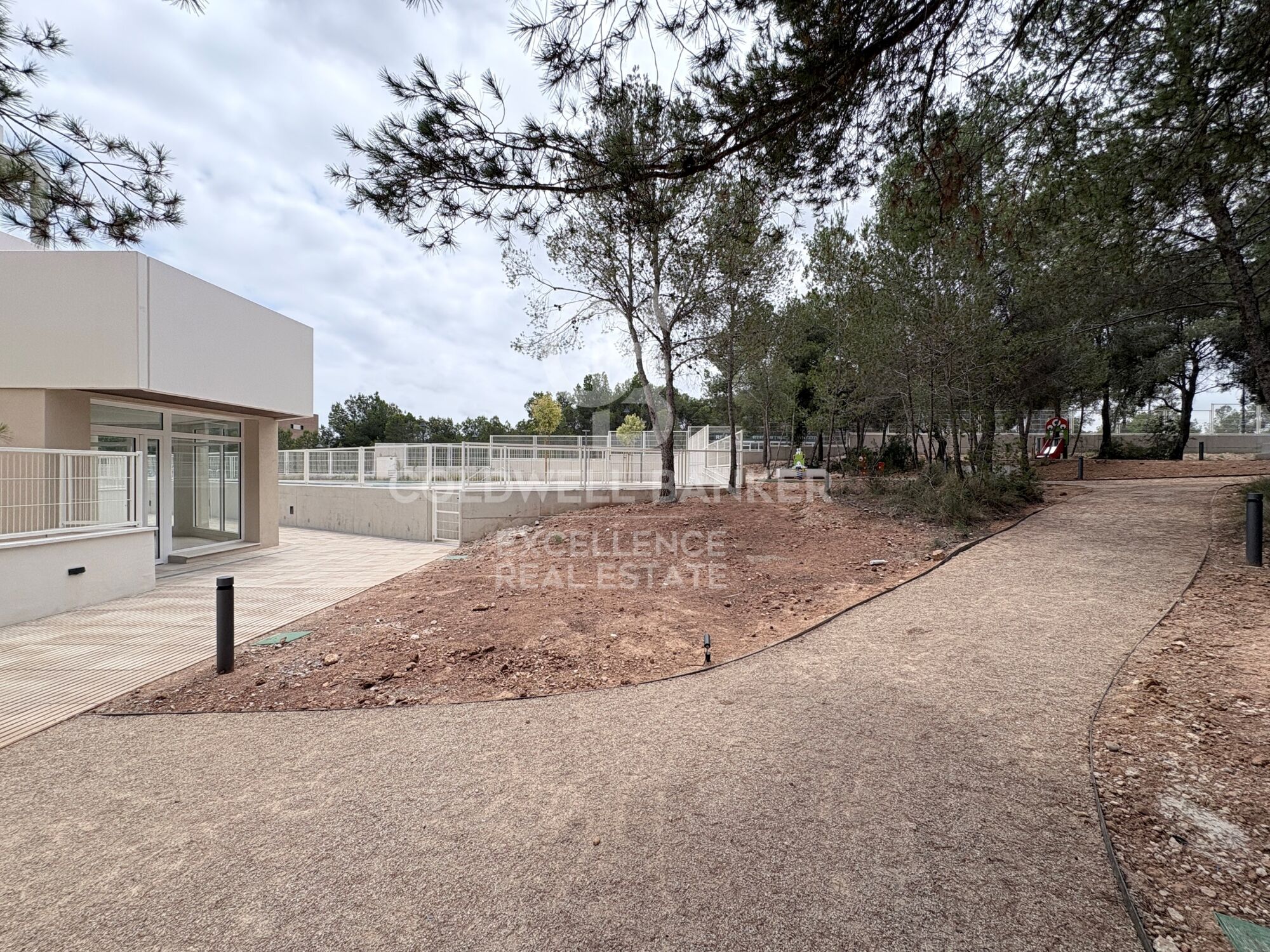Appartement neuf exclusif en première occupation à louer à Santa Bárbara, avec de spacieuses terrasses, une piscine et deux places de parking
