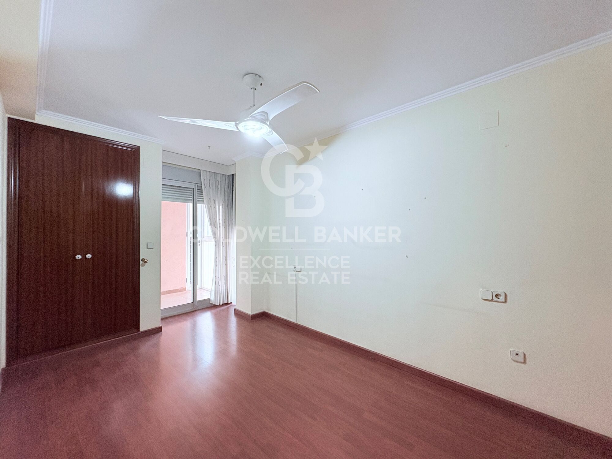 145 m² Wohnung mit Terrasse, großem Potenzial und optionaler Garage neben der Stadt der Künste und Wissenschaften