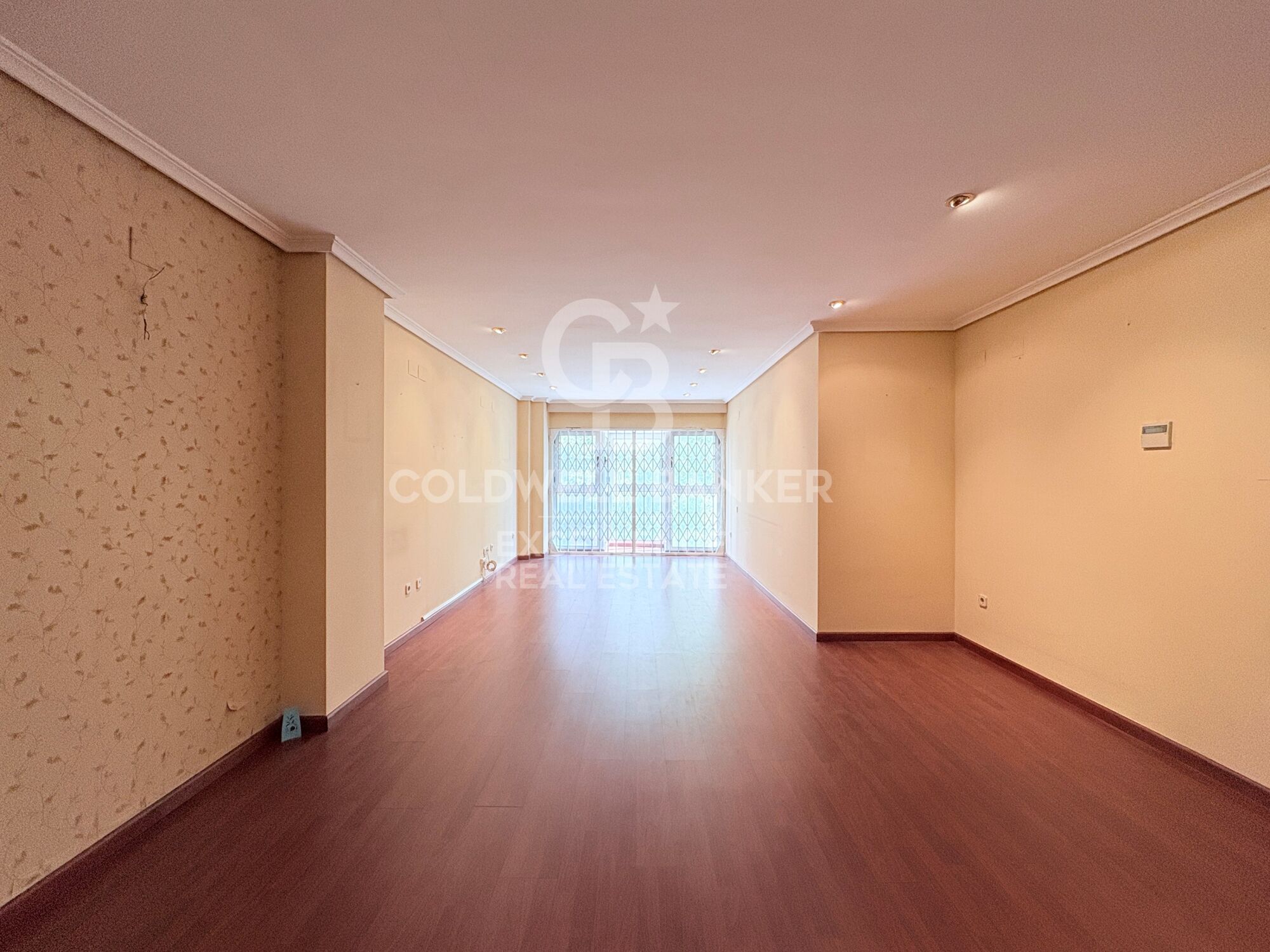145 m² Wohnung mit Terrasse, großem Potenzial und optionaler Garage neben der Stadt der Künste und Wissenschaften