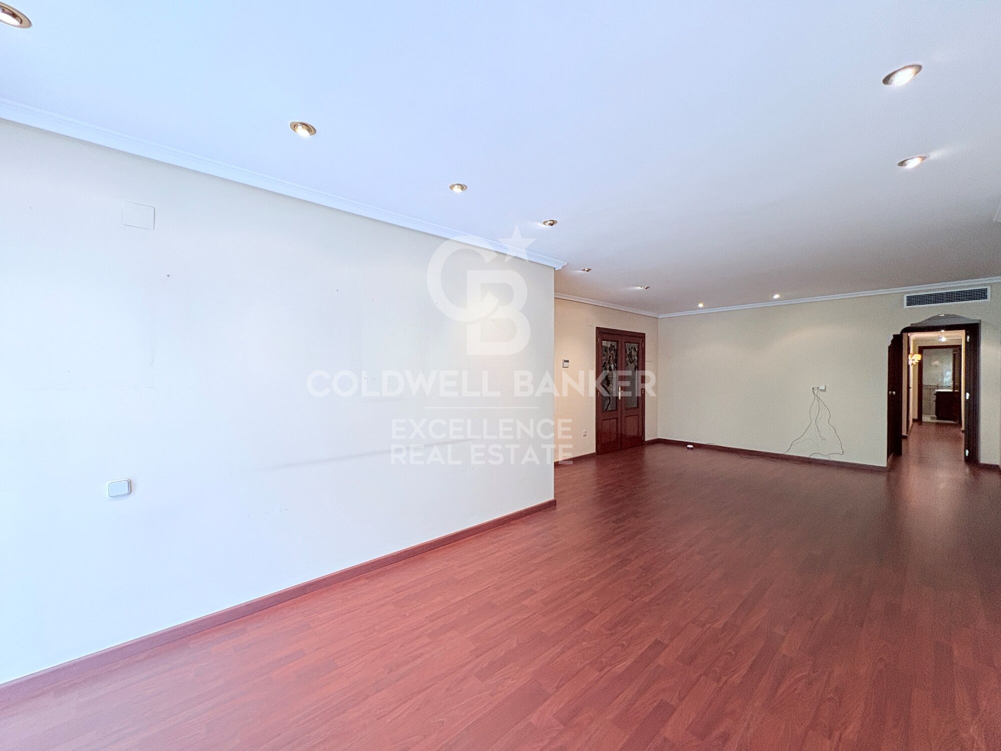 145 m² Wohnung mit Terrasse, großem Potenzial und optionaler Garage neben der Stadt der Künste und Wissenschaften