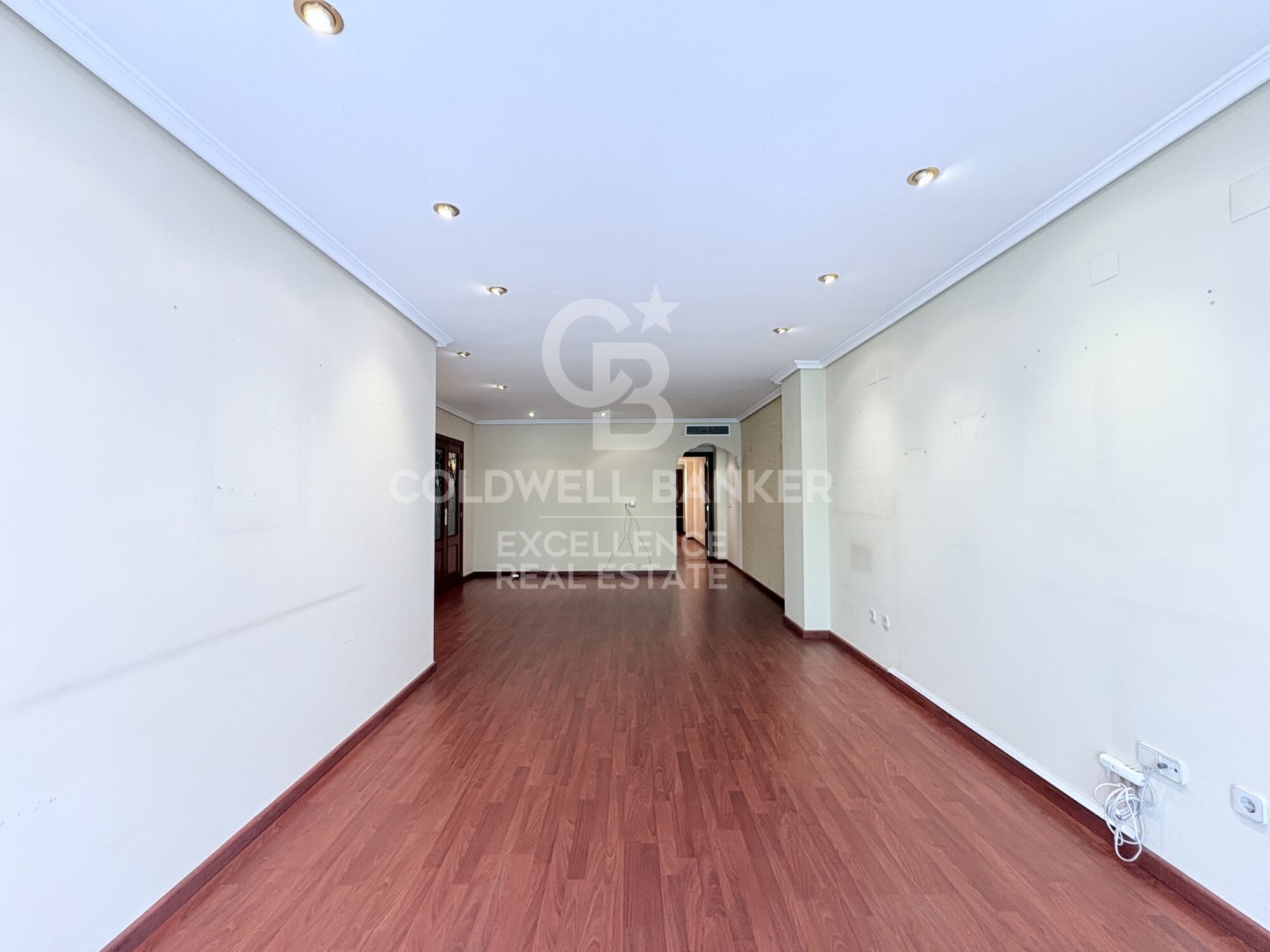 145 m² Wohnung mit Terrasse, großem Potenzial und optionaler Garage neben der Stadt der Künste und Wissenschaften