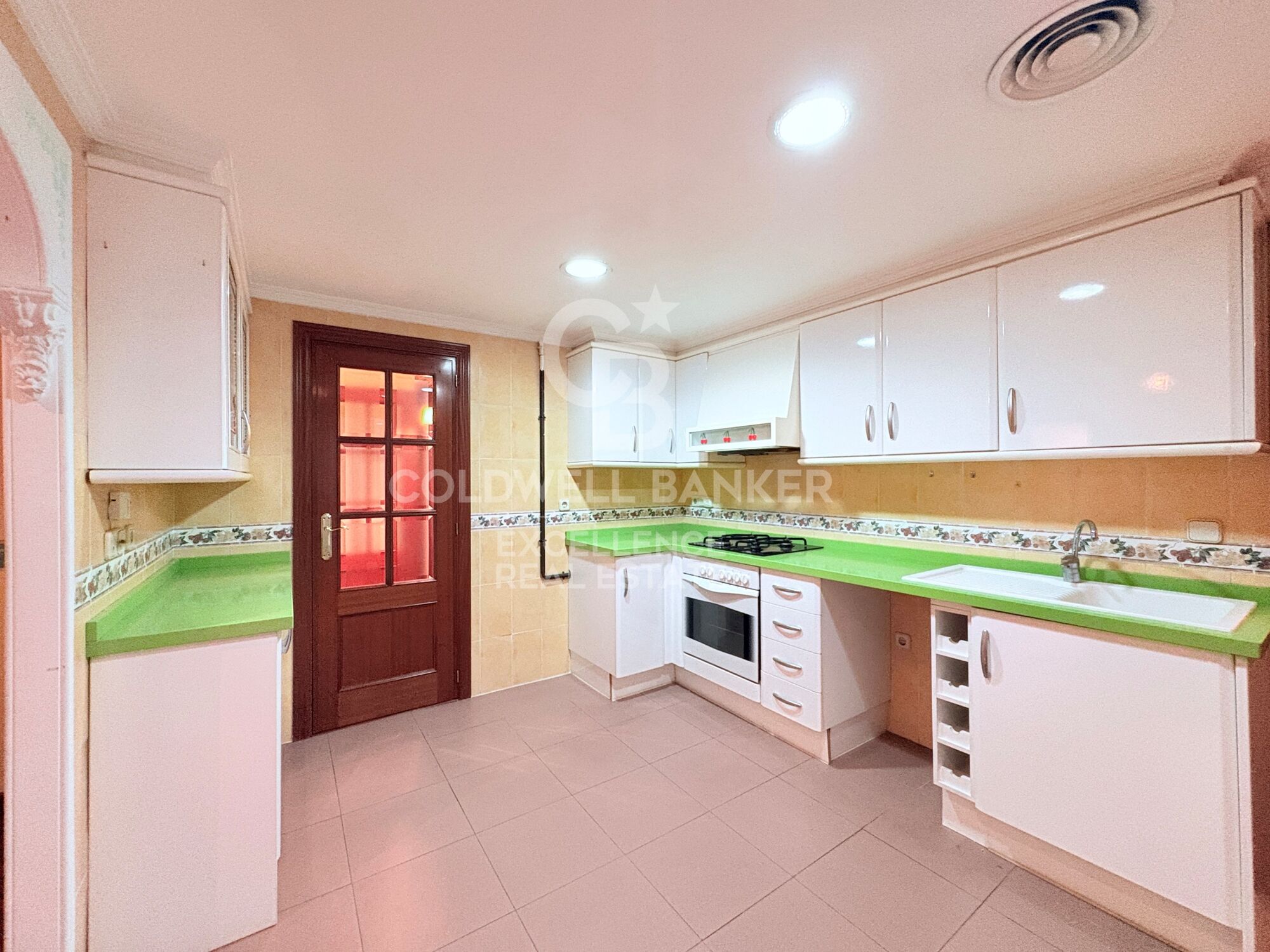145 m² Wohnung mit Terrasse, großem Potenzial und optionaler Garage neben der Stadt der Künste und Wissenschaften