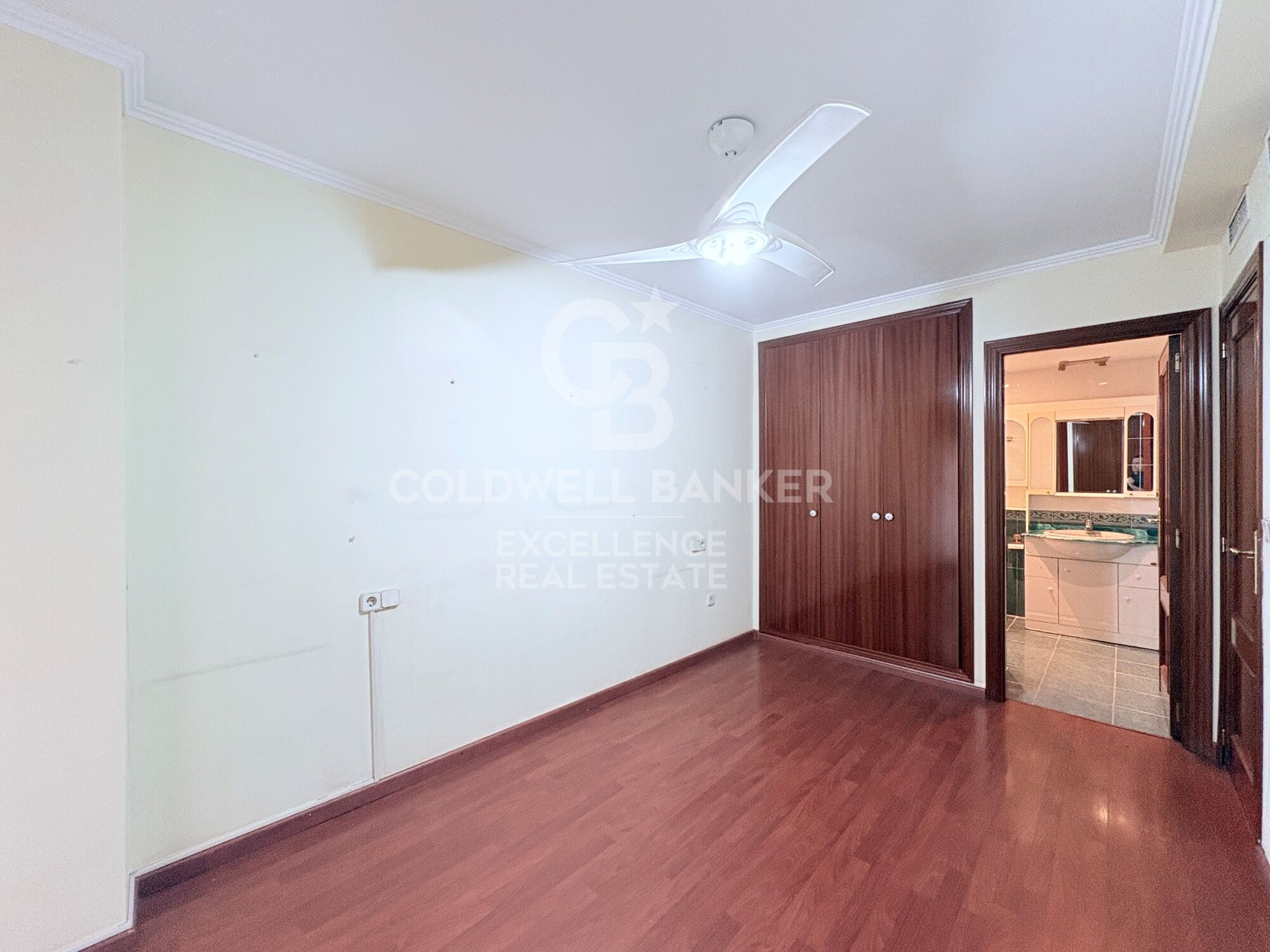 145 m² Wohnung mit Terrasse, großem Potenzial und optionaler Garage neben der Stadt der Künste und Wissenschaften