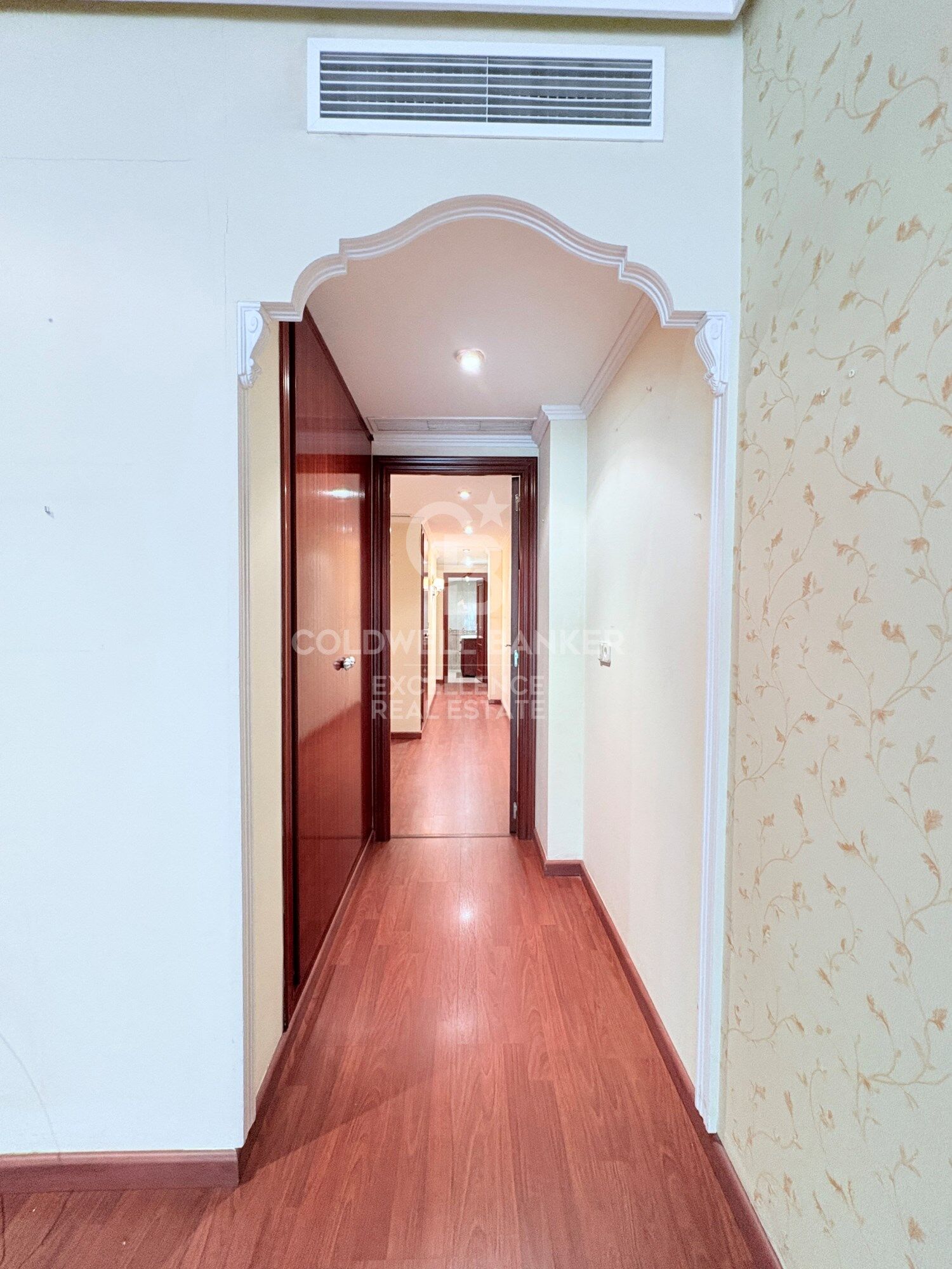 145 m² Wohnung mit Terrasse, großem Potenzial und optionaler Garage neben der Stadt der Künste und Wissenschaften