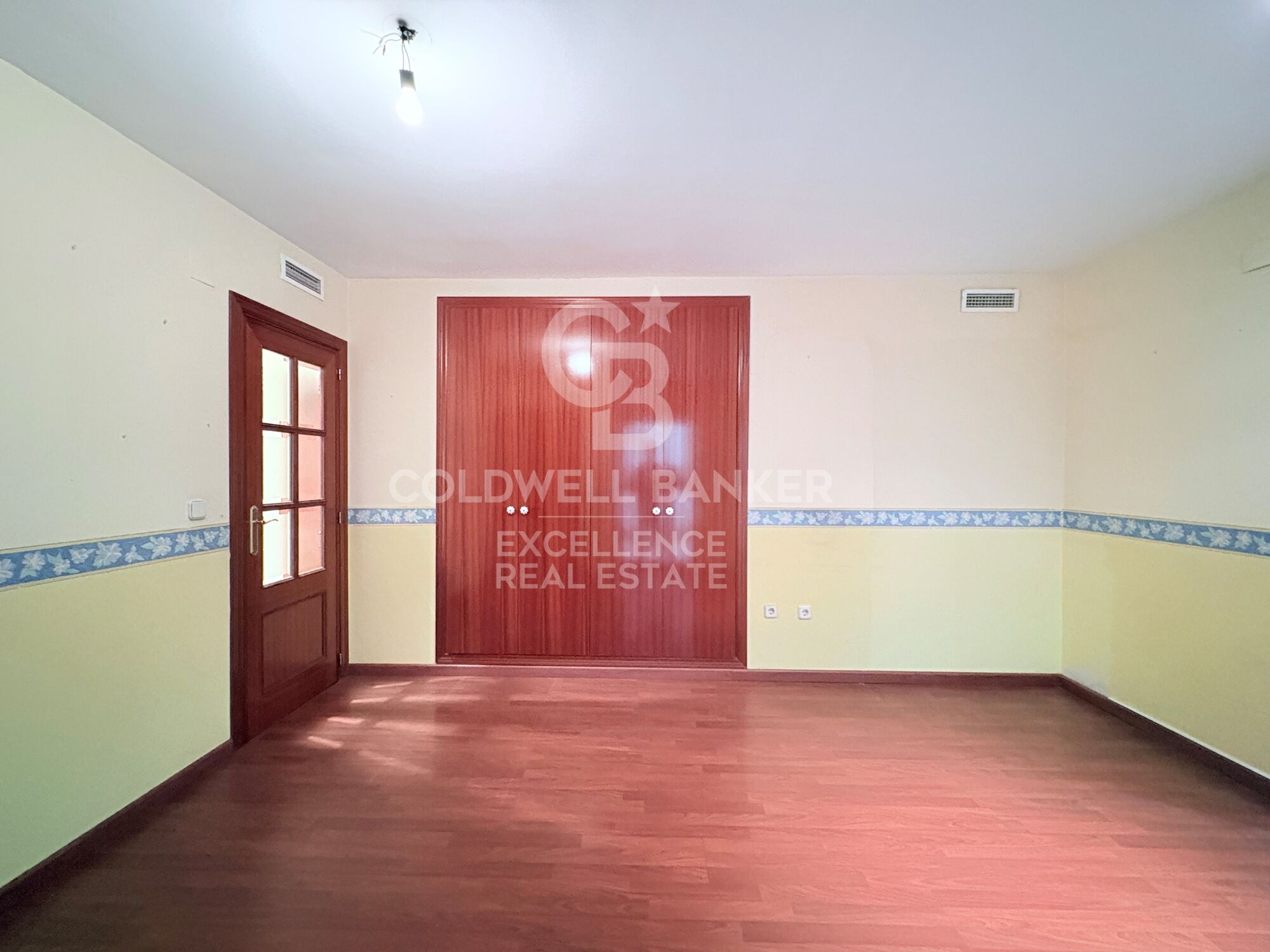 145 m² Wohnung mit Terrasse, großem Potenzial und optionaler Garage neben der Stadt der Künste und Wissenschaften