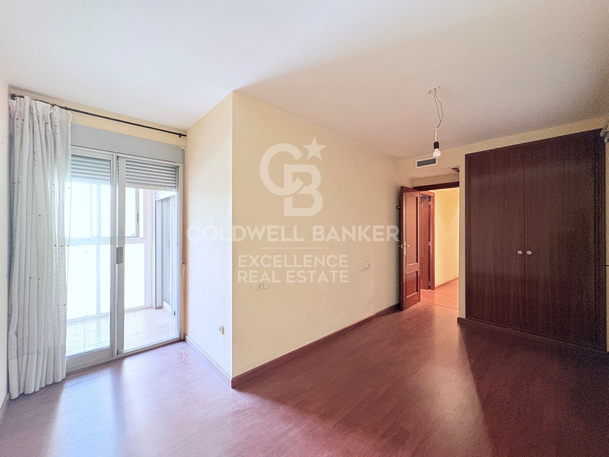 145 m² Wohnung mit Terrasse, großem Potenzial und optionaler Garage neben der Stadt der Künste und Wissenschaften