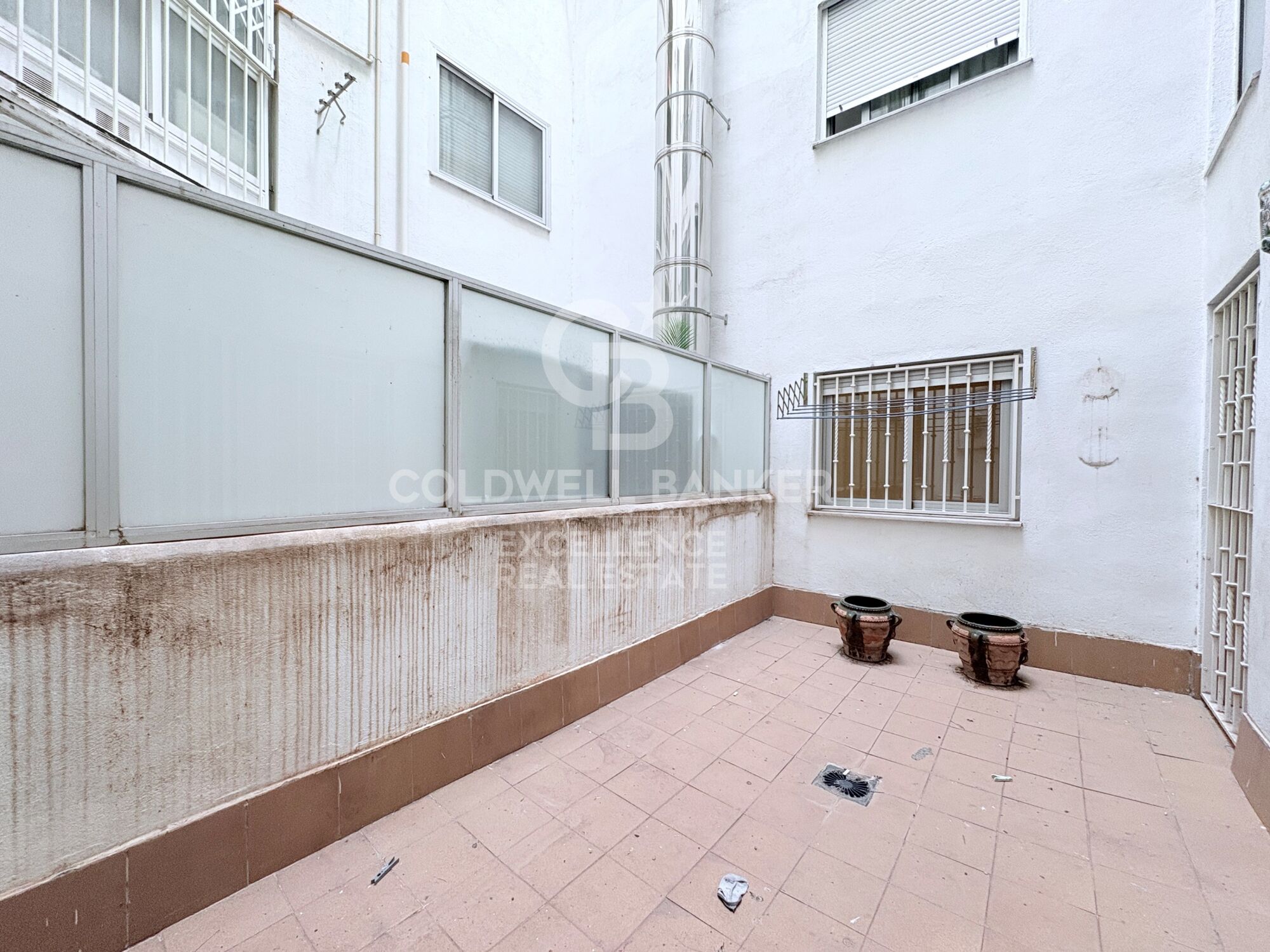 145 m² Wohnung mit Terrasse, großem Potenzial und optionaler Garage neben der Stadt der Künste und Wissenschaften