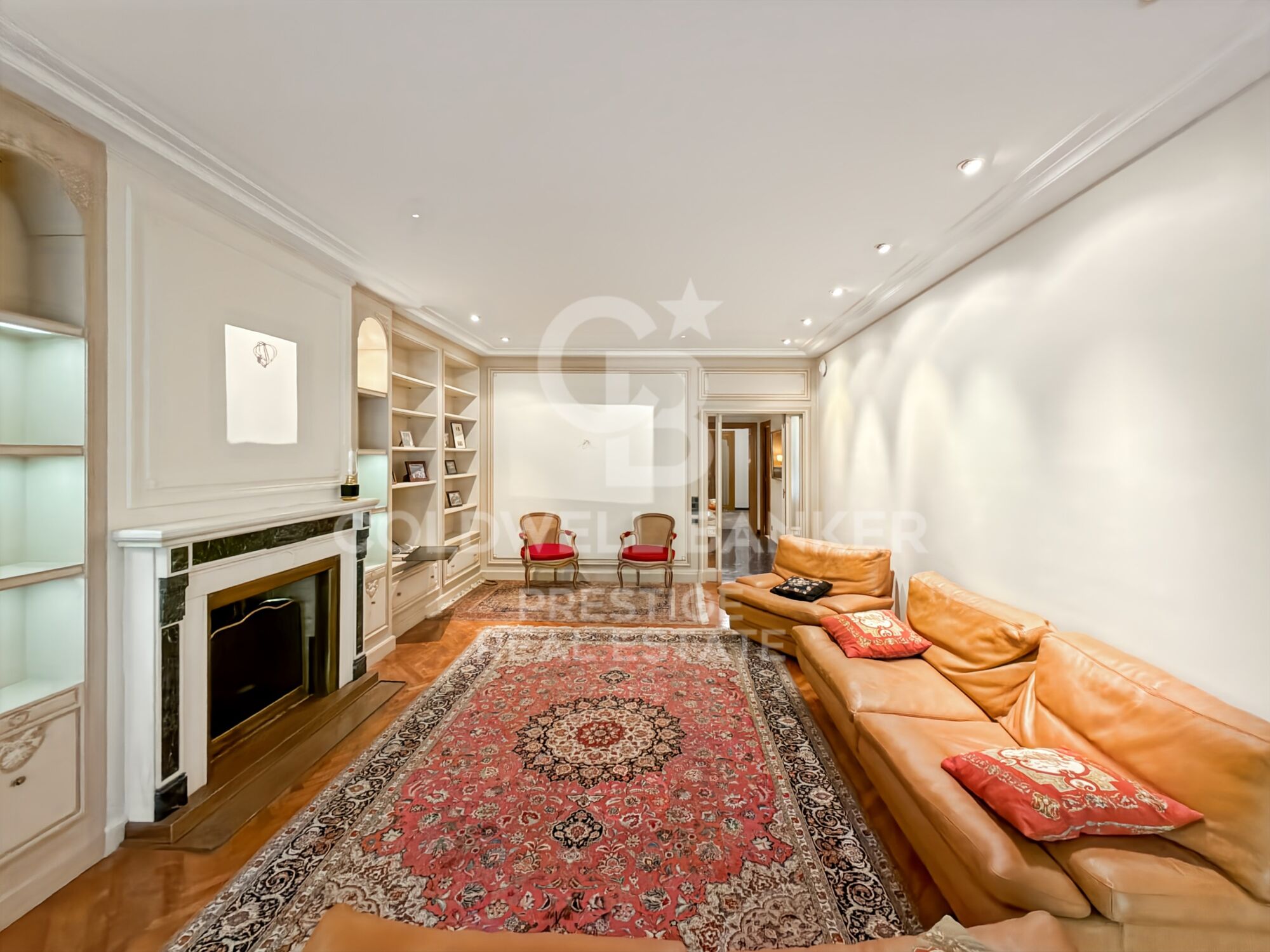 Spacious apartment to renovate with a 150 m² terrace on Tuset Street