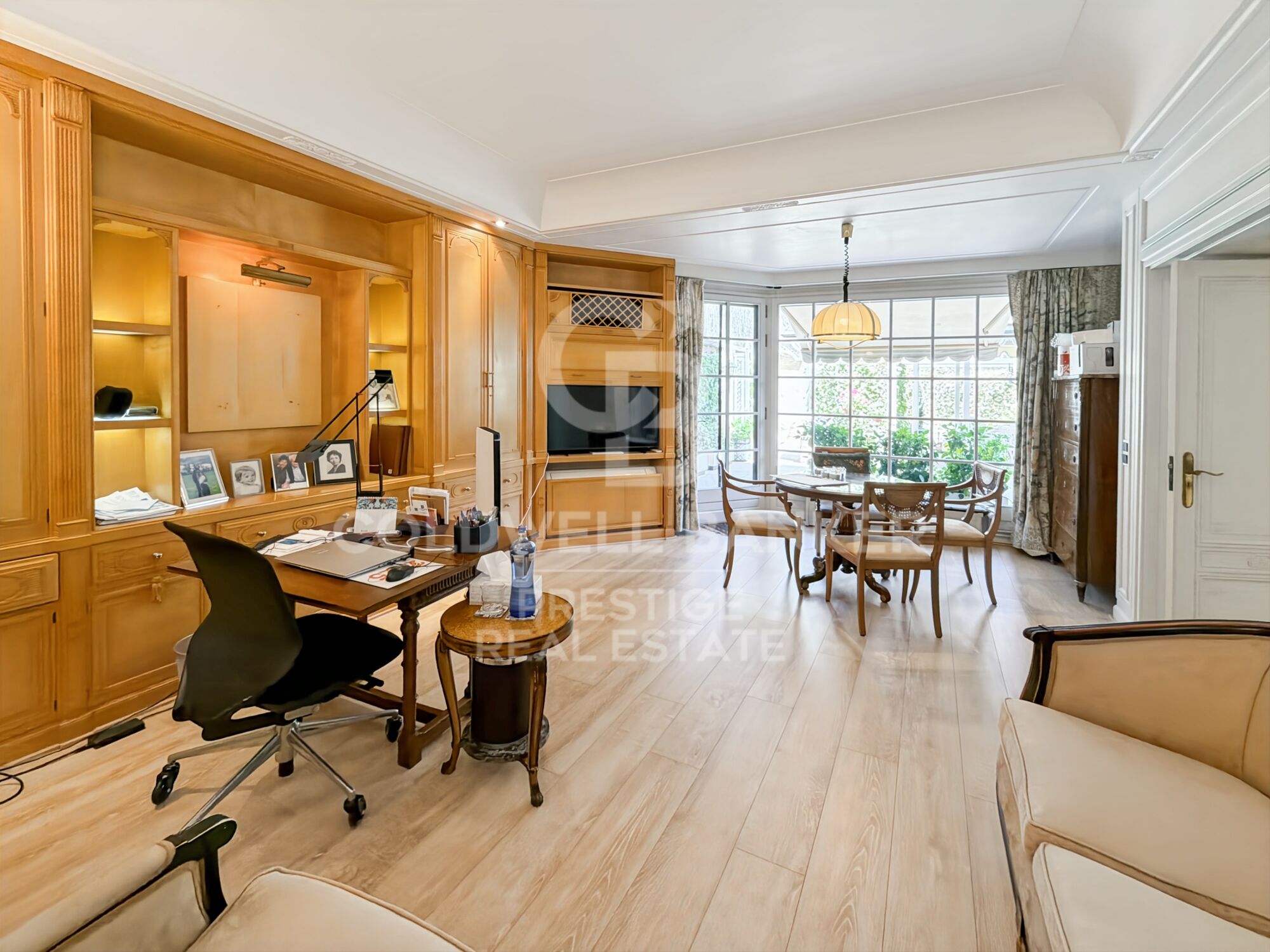 Spacious apartment to renovate with a 150 m² terrace on Tuset Street