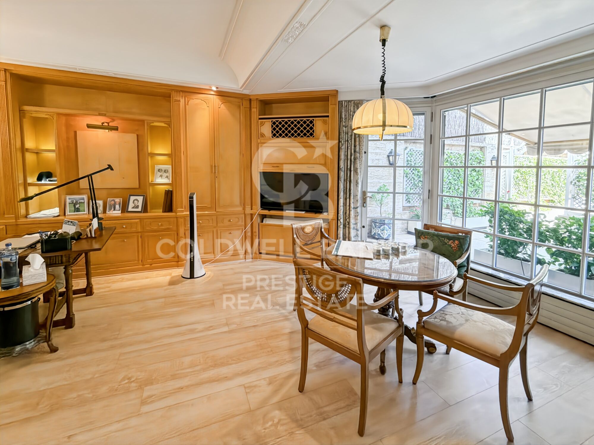 Spacious apartment to renovate with a 150 m² terrace on Tuset Street