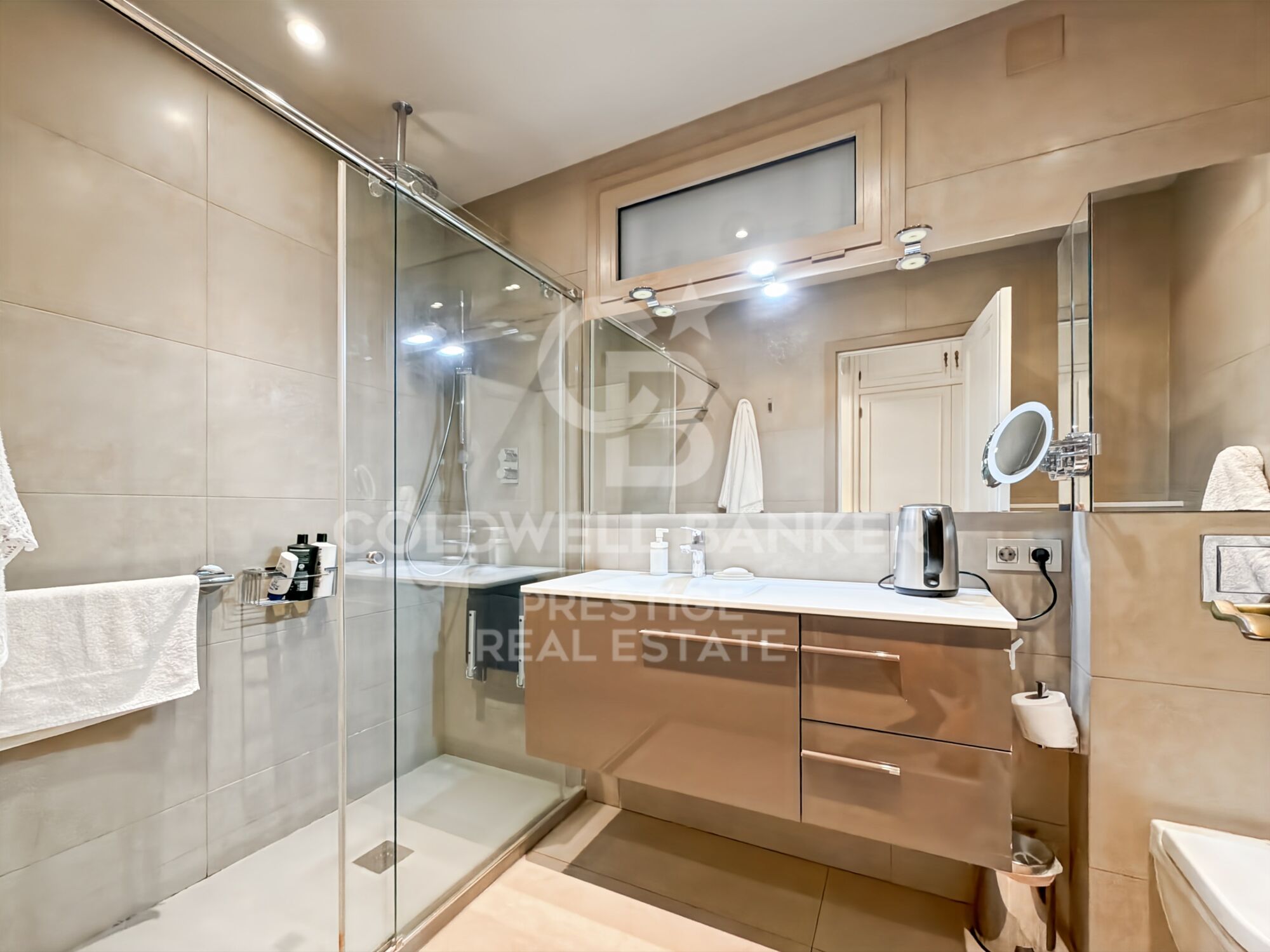 Spacious apartment to renovate with a 150 m² terrace on Tuset Street