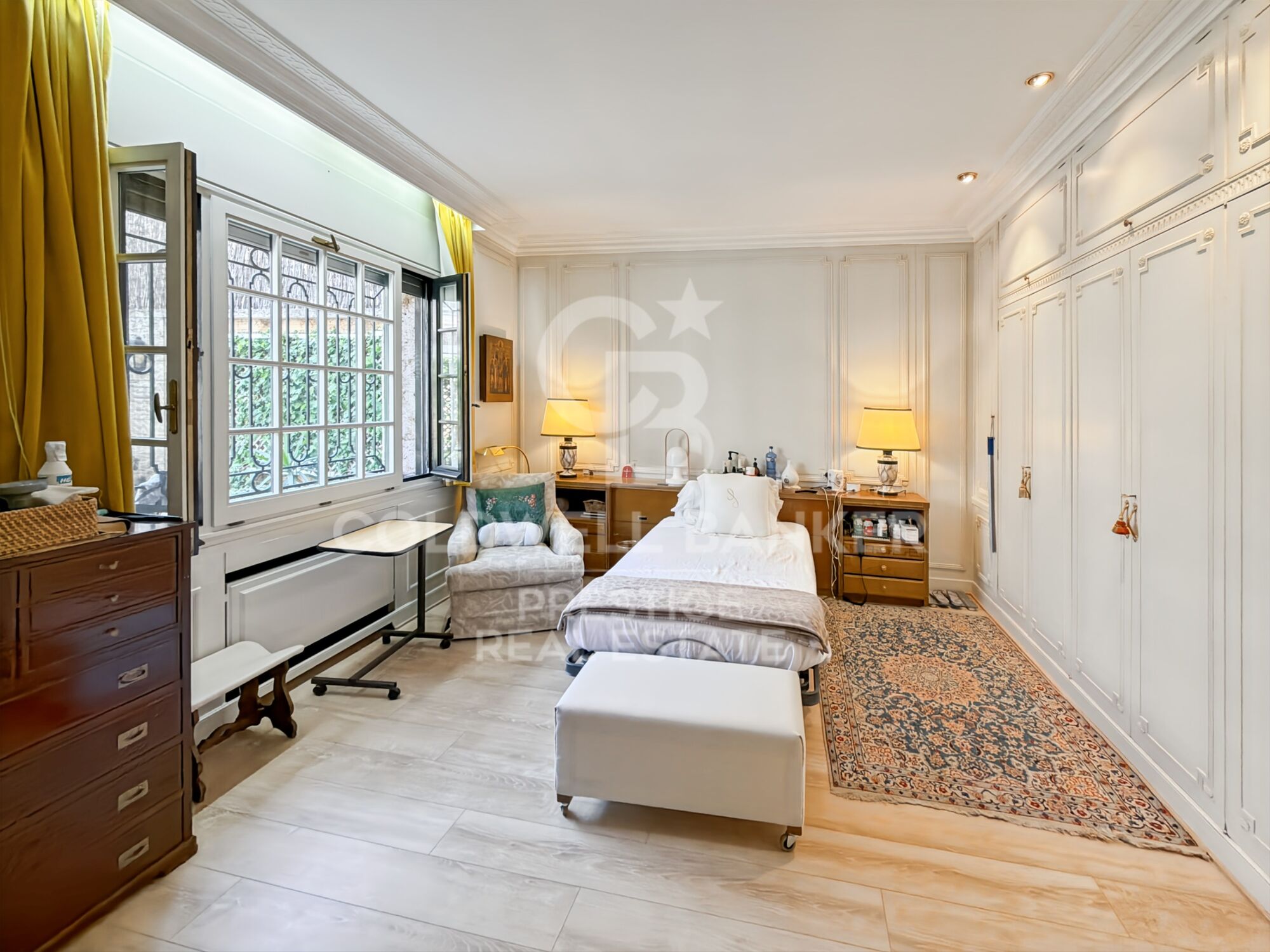 Spacious apartment to renovate with a 150 m² terrace on Tuset Street