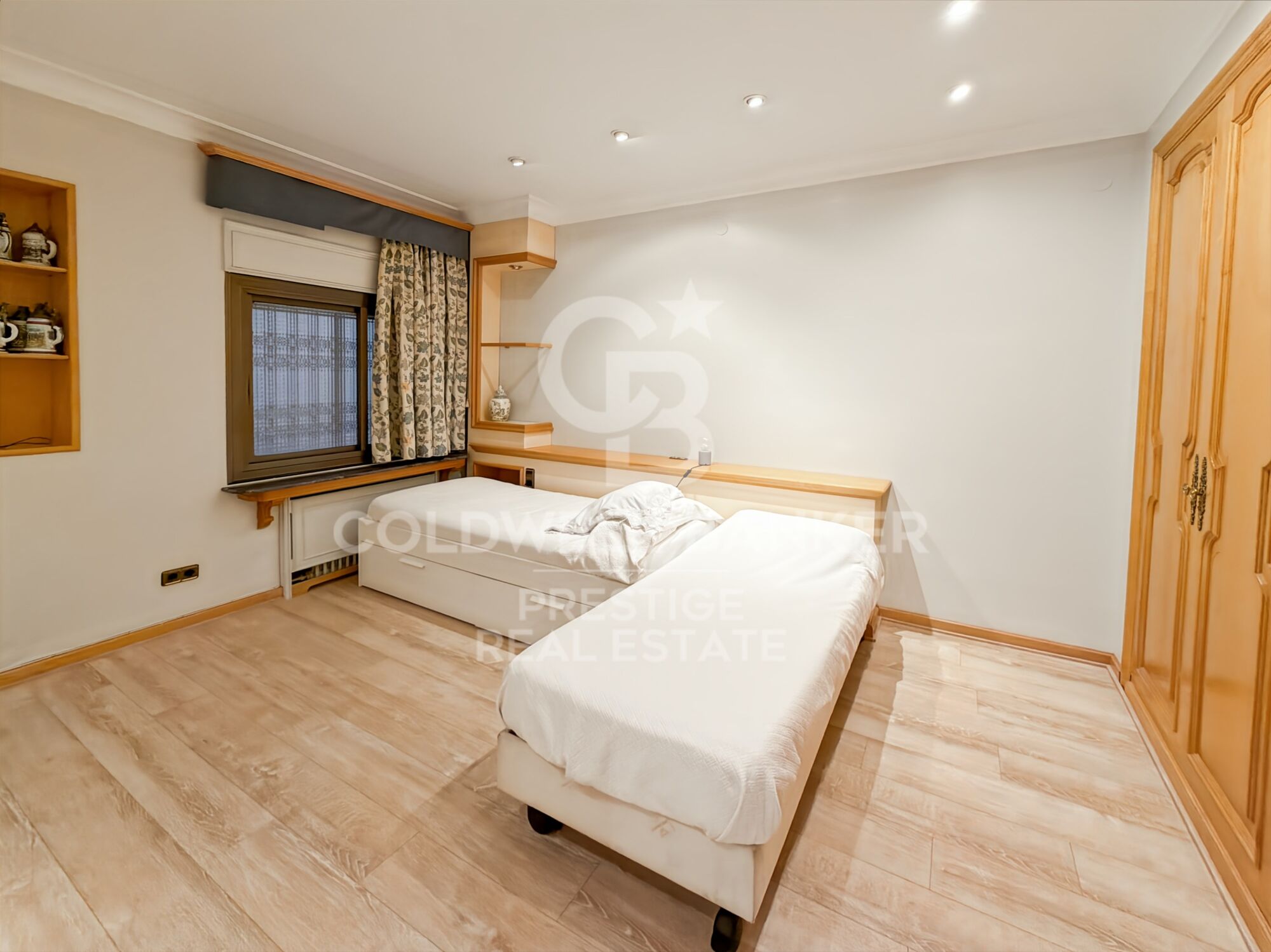 Spacious apartment to renovate with a 150 m² terrace on Tuset Street