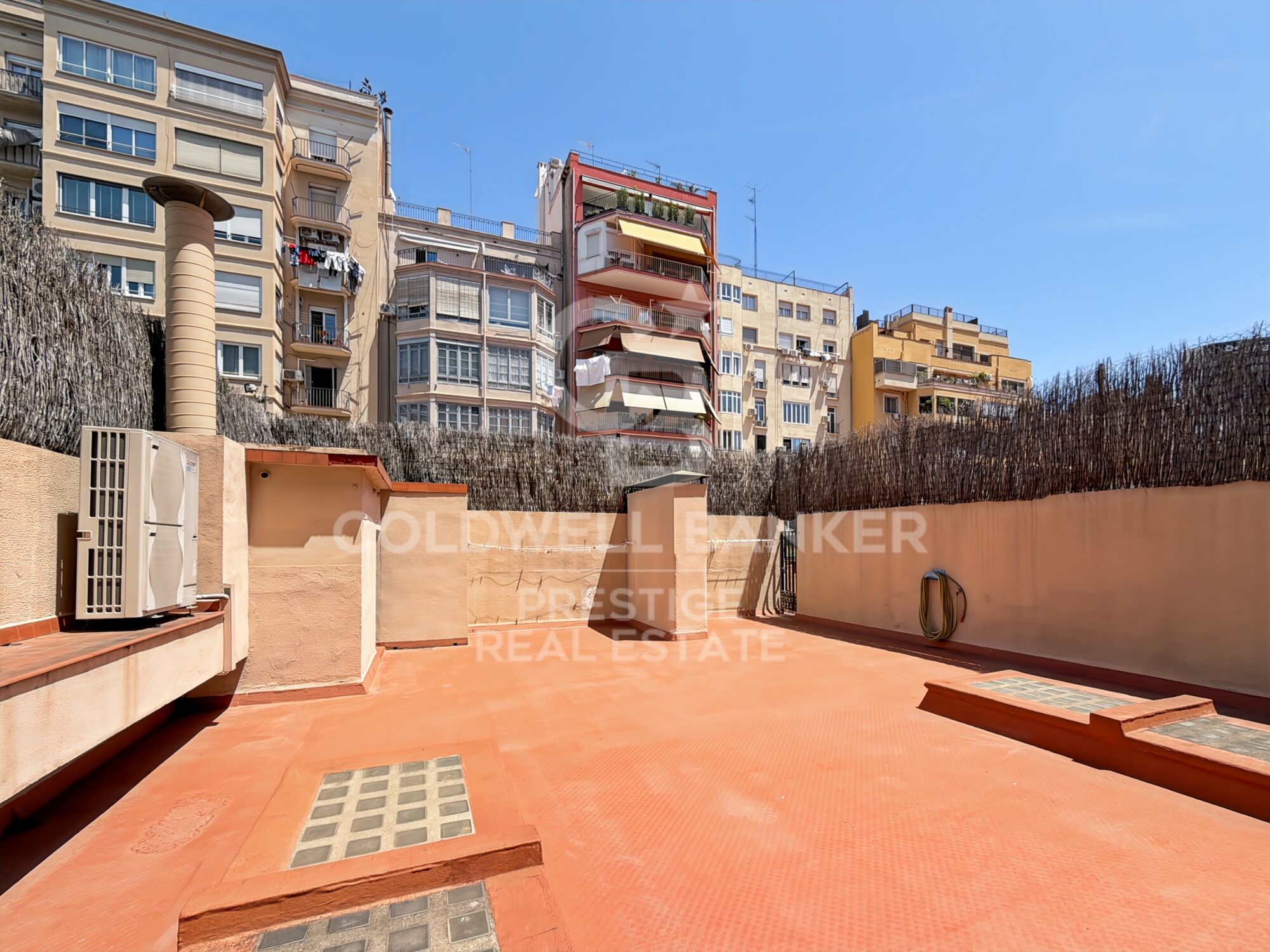 Spacious apartment to renovate with a 150 m² terrace on Tuset Street