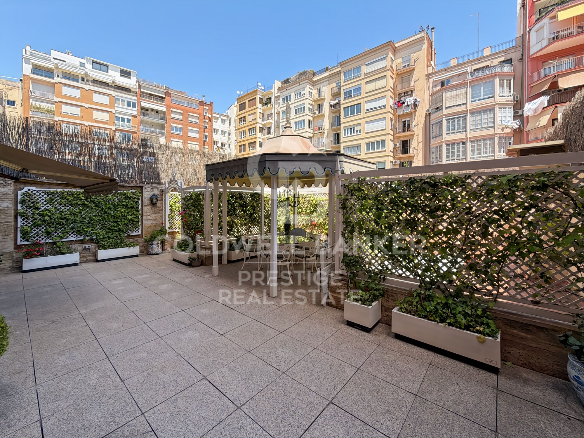 Spacious apartment to renovate with a 150 m² terrace on Tuset Street