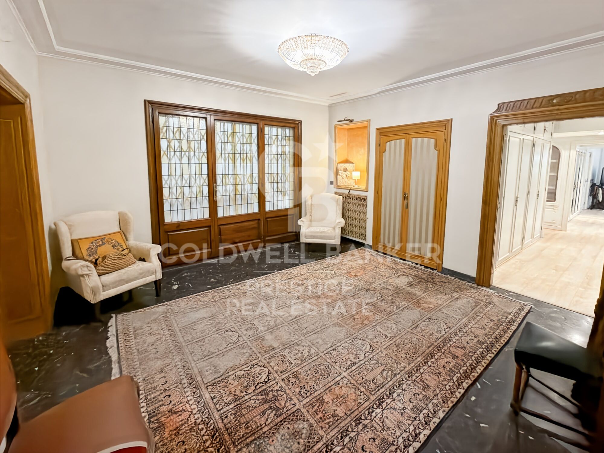 Spacious apartment to renovate with a 150 m² terrace on Tuset Street