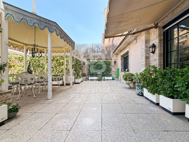 Espacioso piso a reformar con amplia terraza interior en Calle Tuset, Barcelona