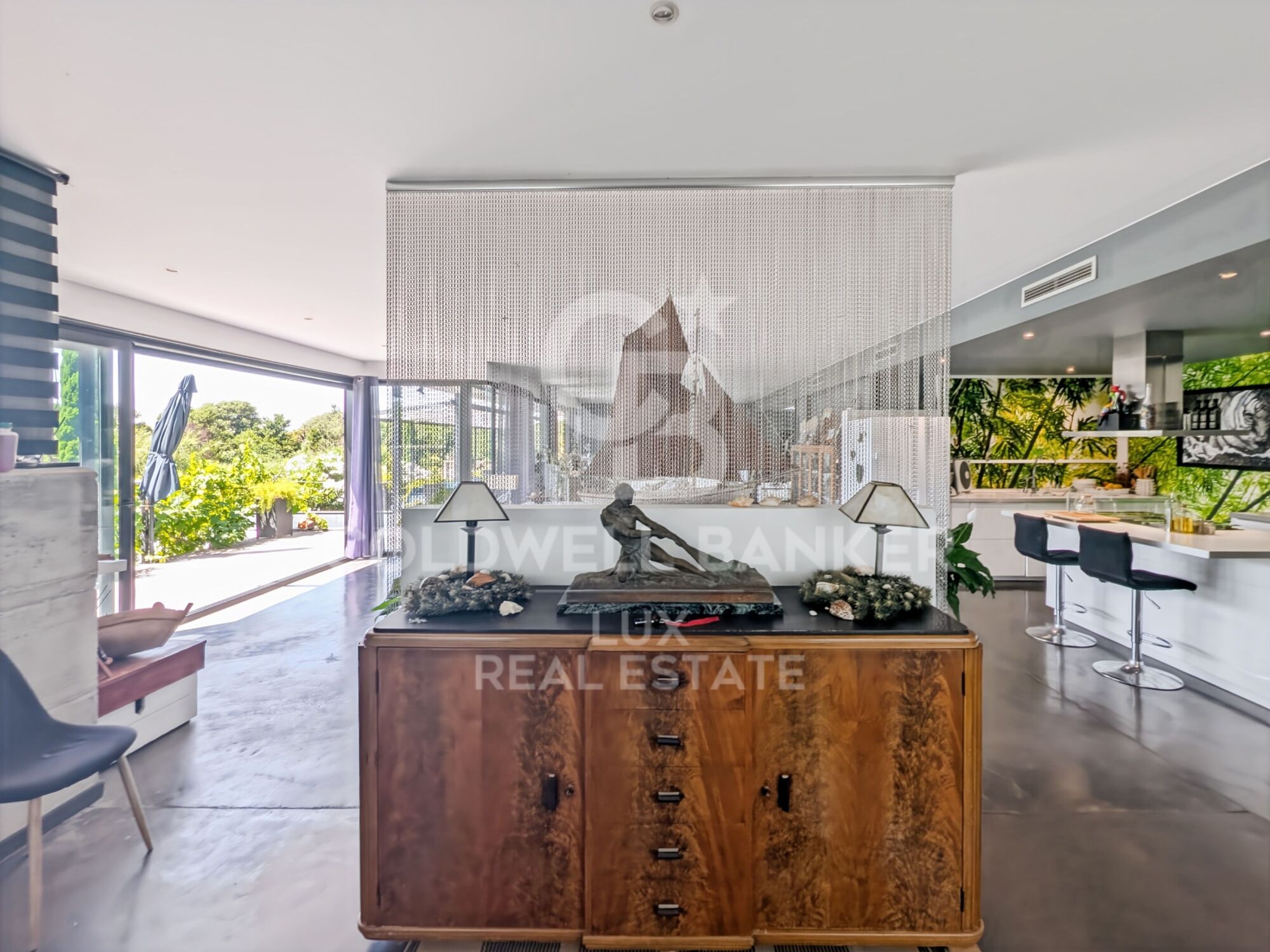 Modern house with large spaces and pool in Mollet de Peralada