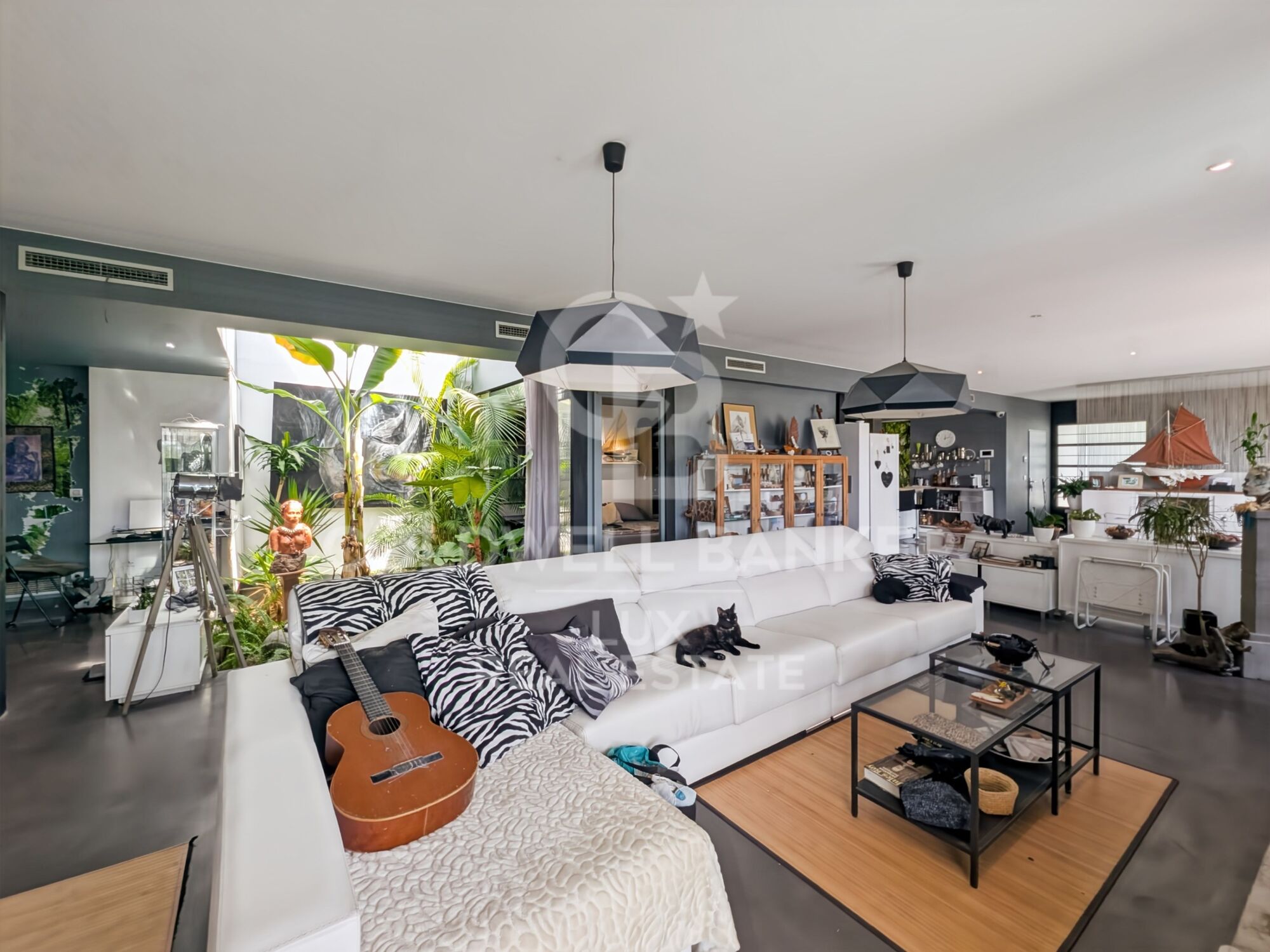 Modern house with large spaces and pool in Mollet de Peralada