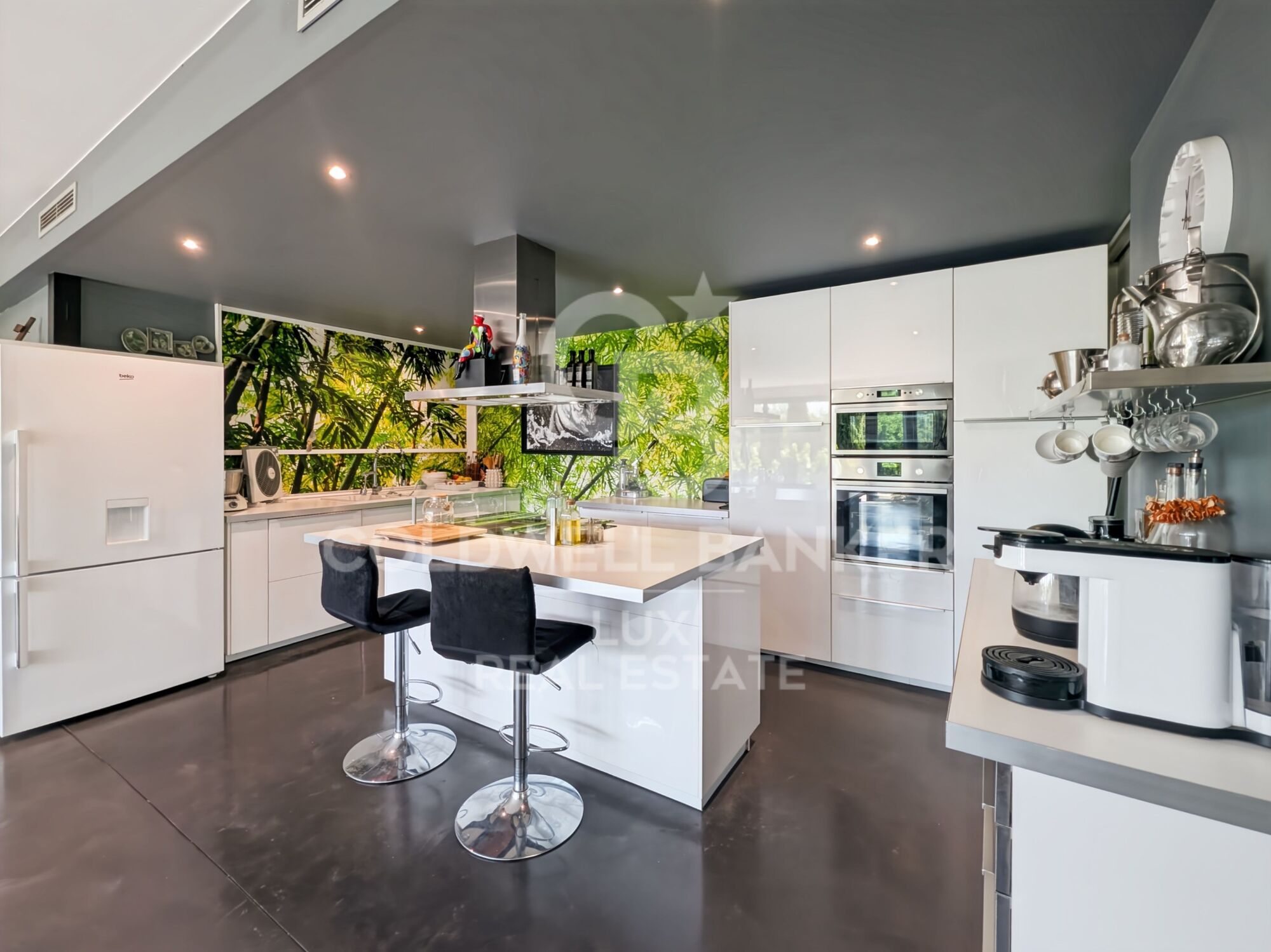 Modern house with large spaces and pool in Mollet de Peralada