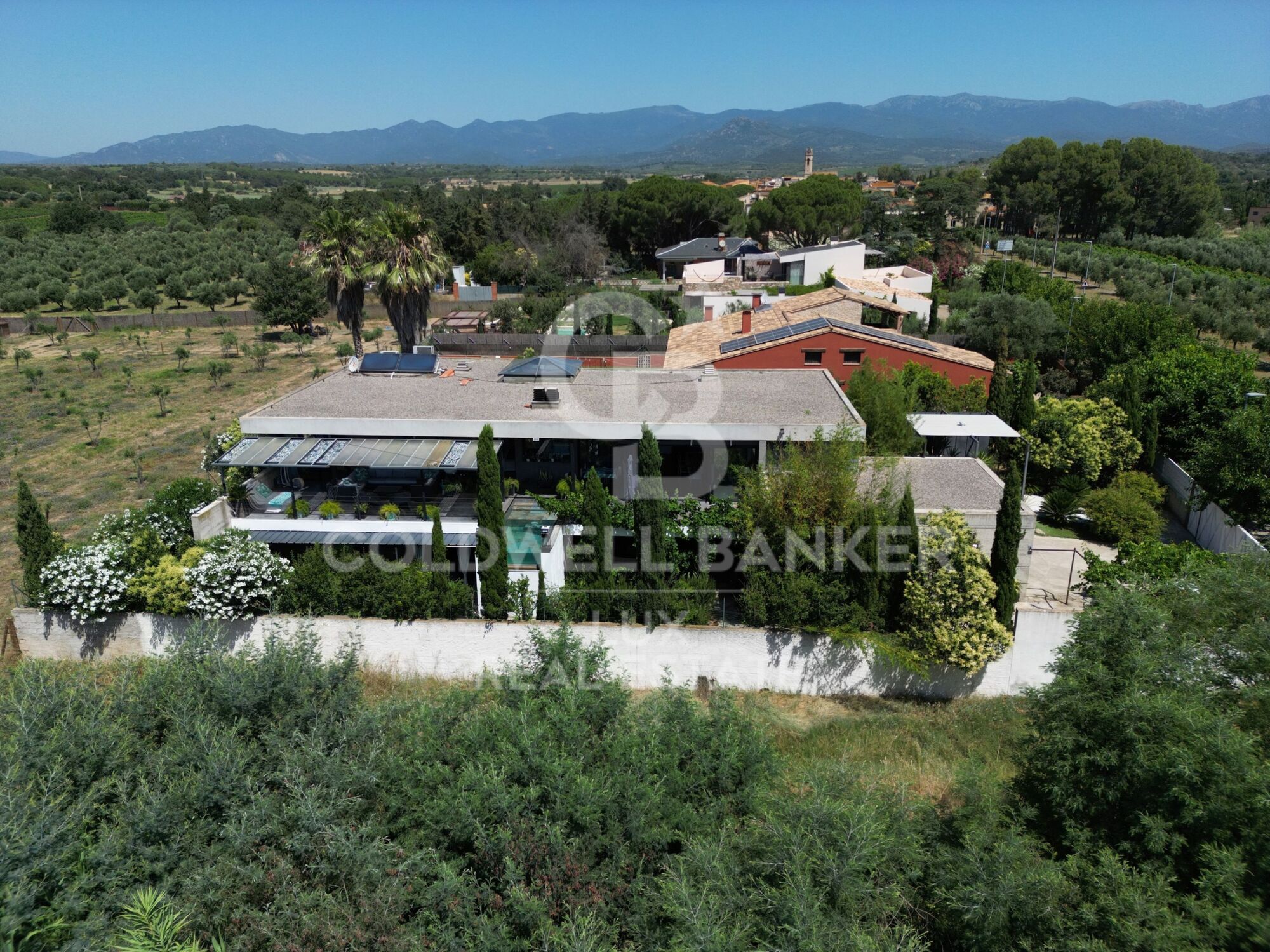 Modern house with large spaces and pool in Mollet de Peralada