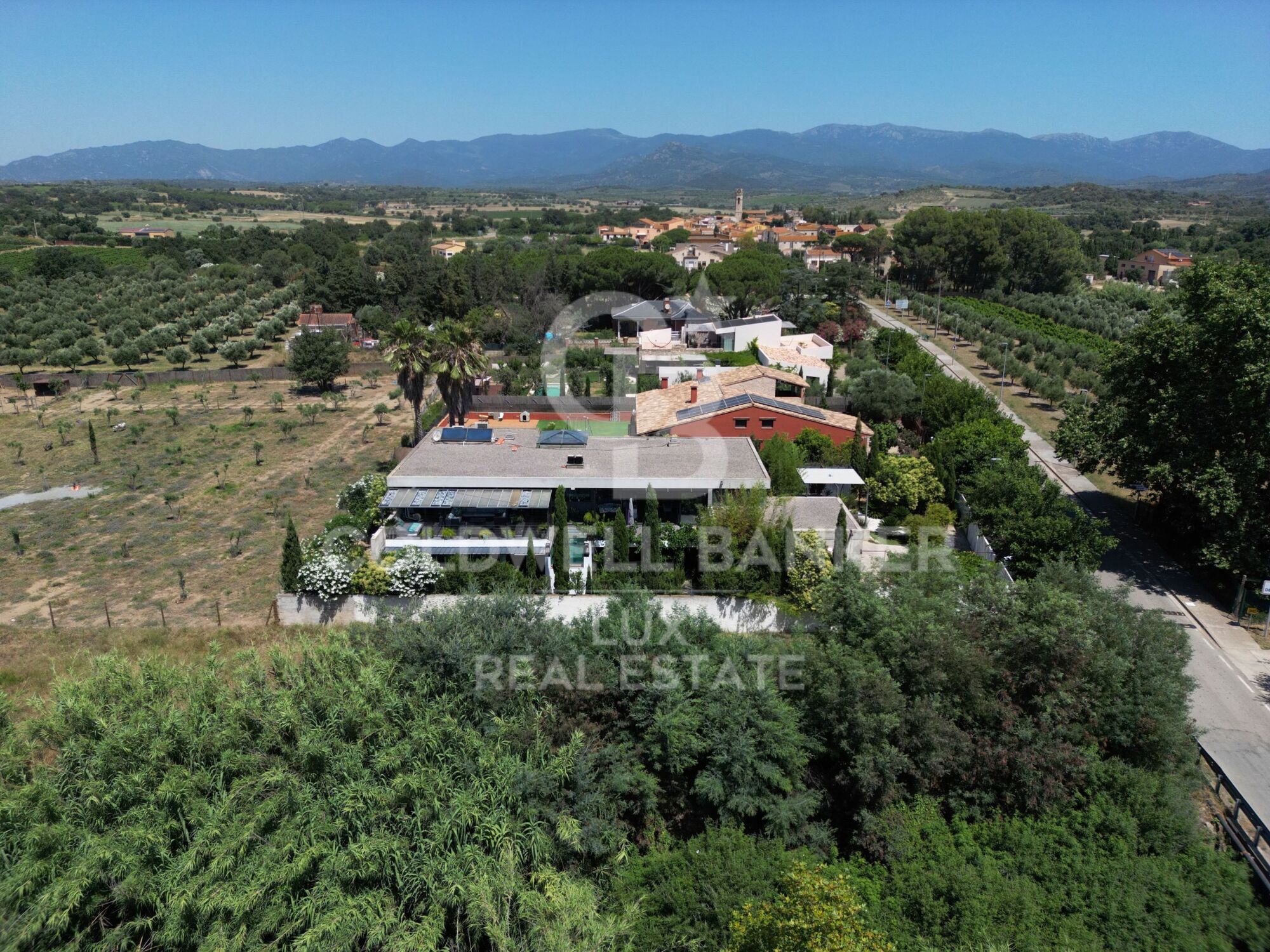 Modern house with large spaces and pool in Mollet de Peralada