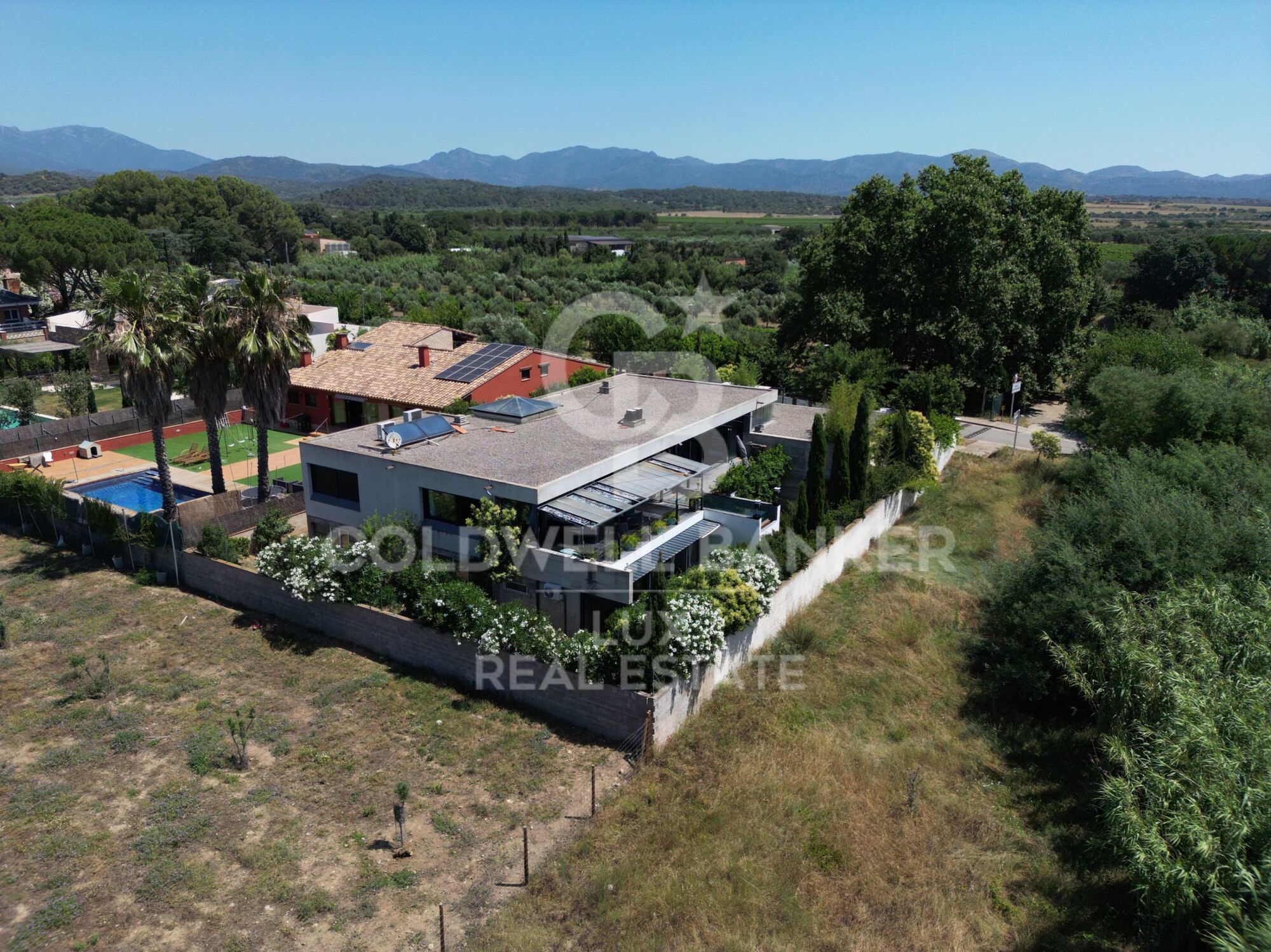 Modern house with large spaces and pool in Mollet de Peralada