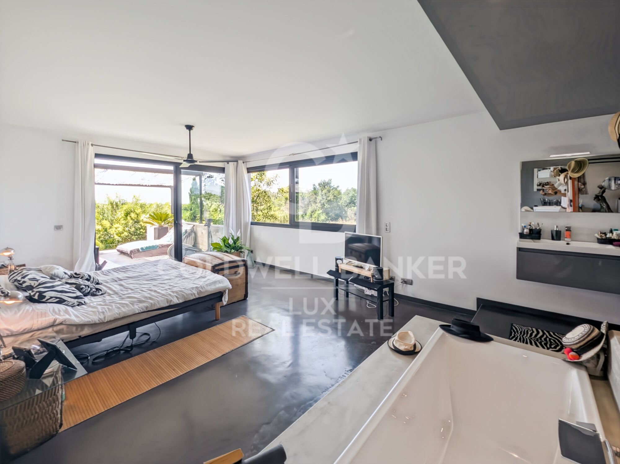 Maison moderne avec de grands espaces et piscine à Mollet de Peralada