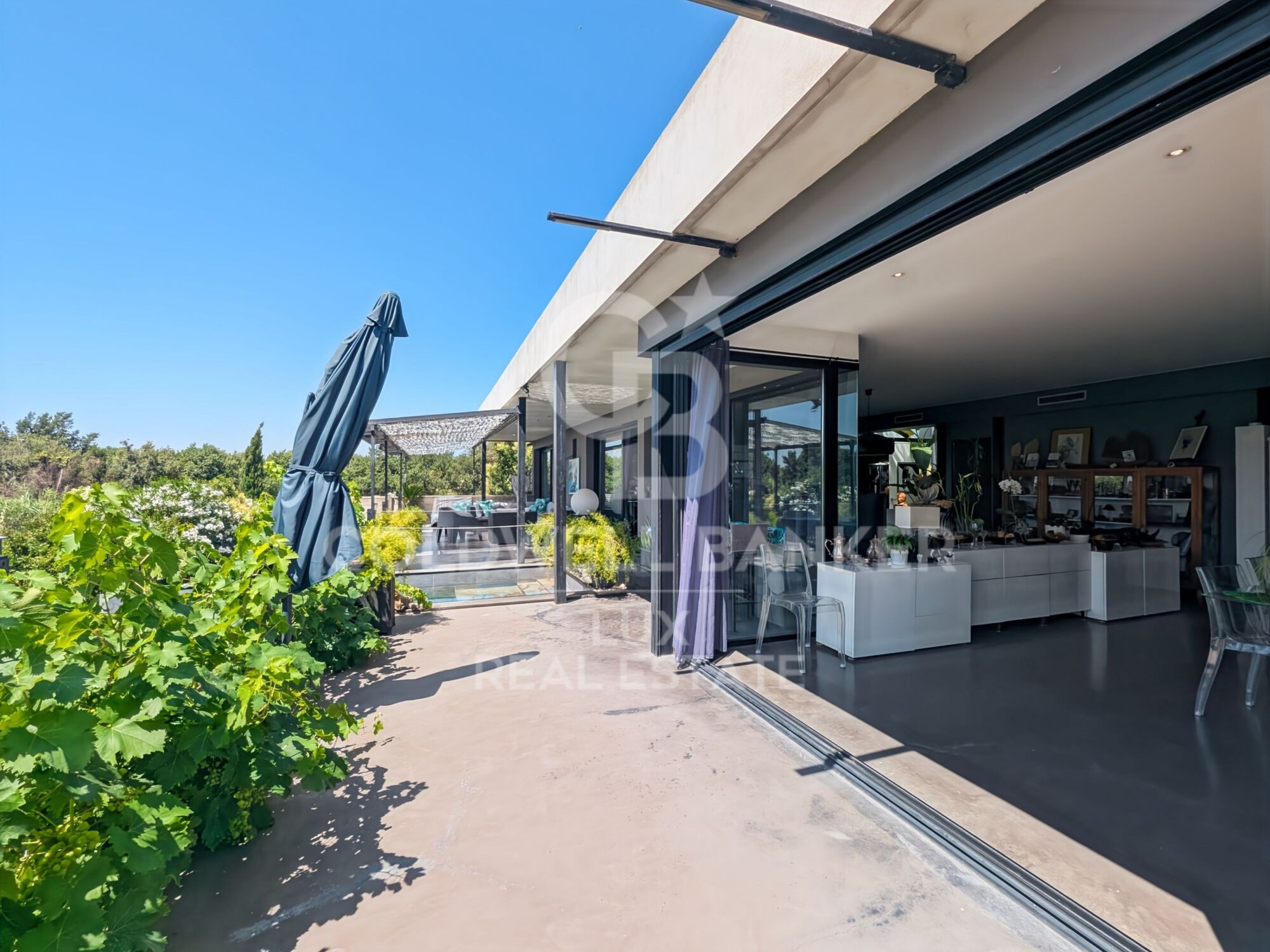 Maison moderne avec de grands espaces et piscine à Mollet de Peralada