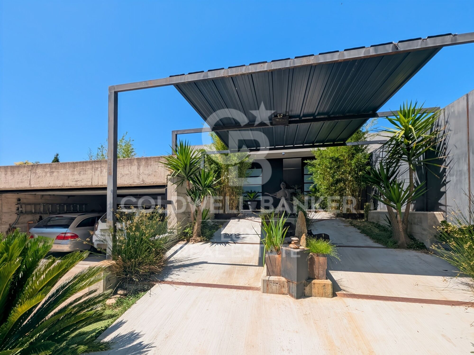 Modernes Haus mit großen Flächen und Pool in Mollet de Peralada