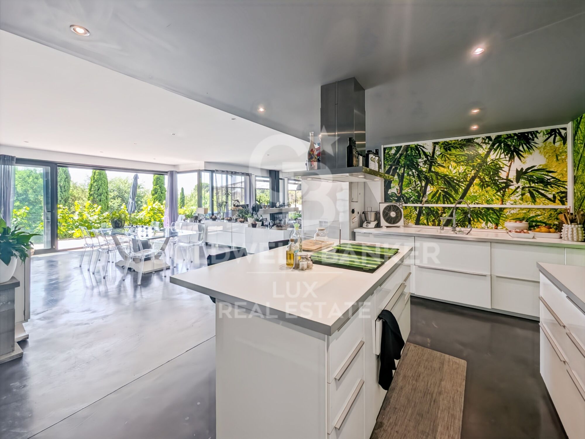 Casa moderna con amplios espacios y piscina en Mollet de Peralada