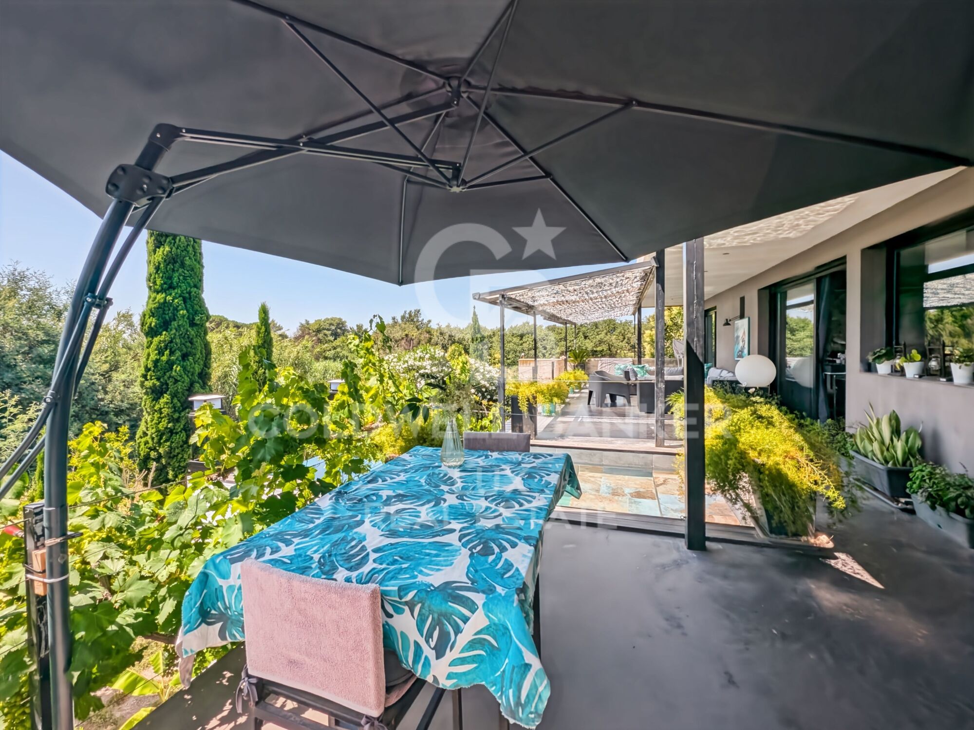 Casa moderna con amplios espacios y piscina en Mollet de Peralada