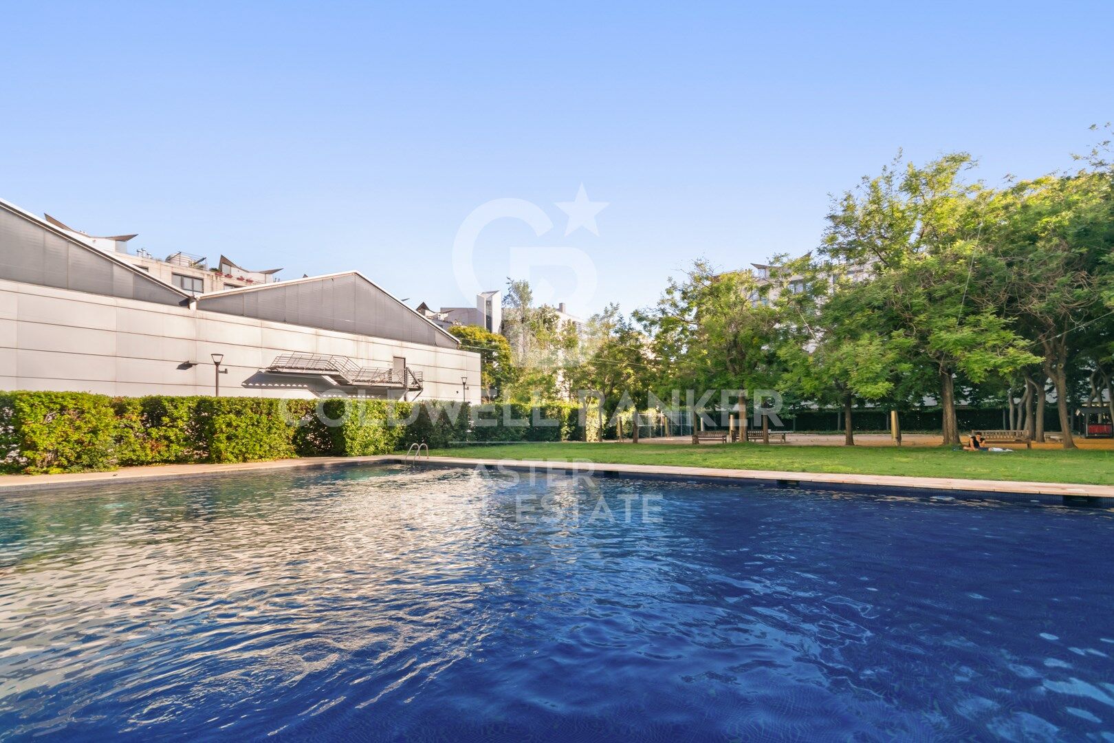 Piso en comunidad con jardín y piscina en Poblenou