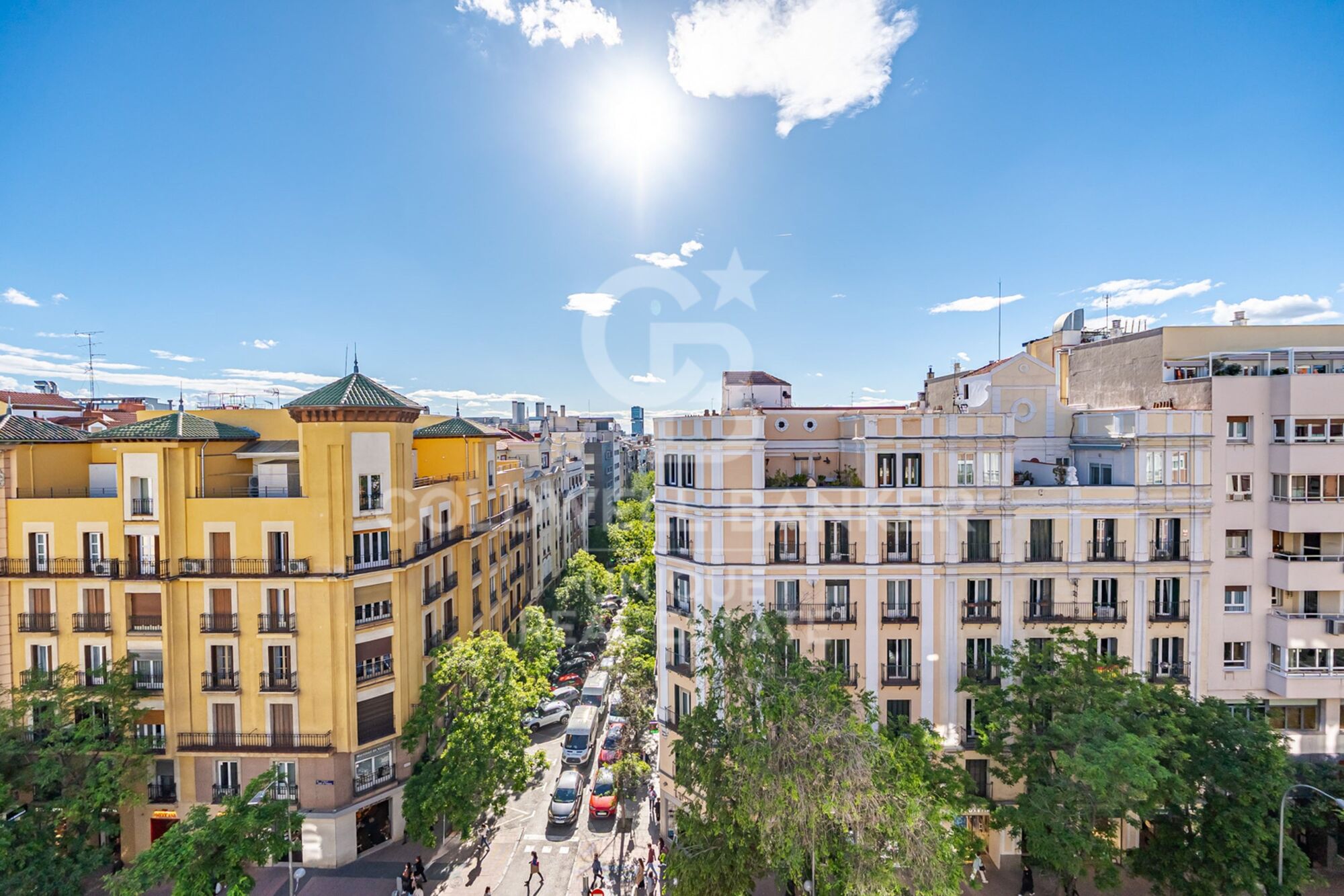 7th-Floor Exterior Apartment with Four Bedrooms, Terrace and Open Views in Goya