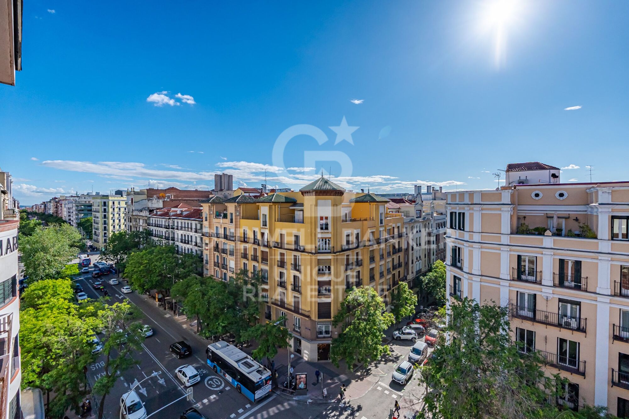 7th-Floor Exterior Apartment with Four Bedrooms, Terrace and Open Views in Goya
