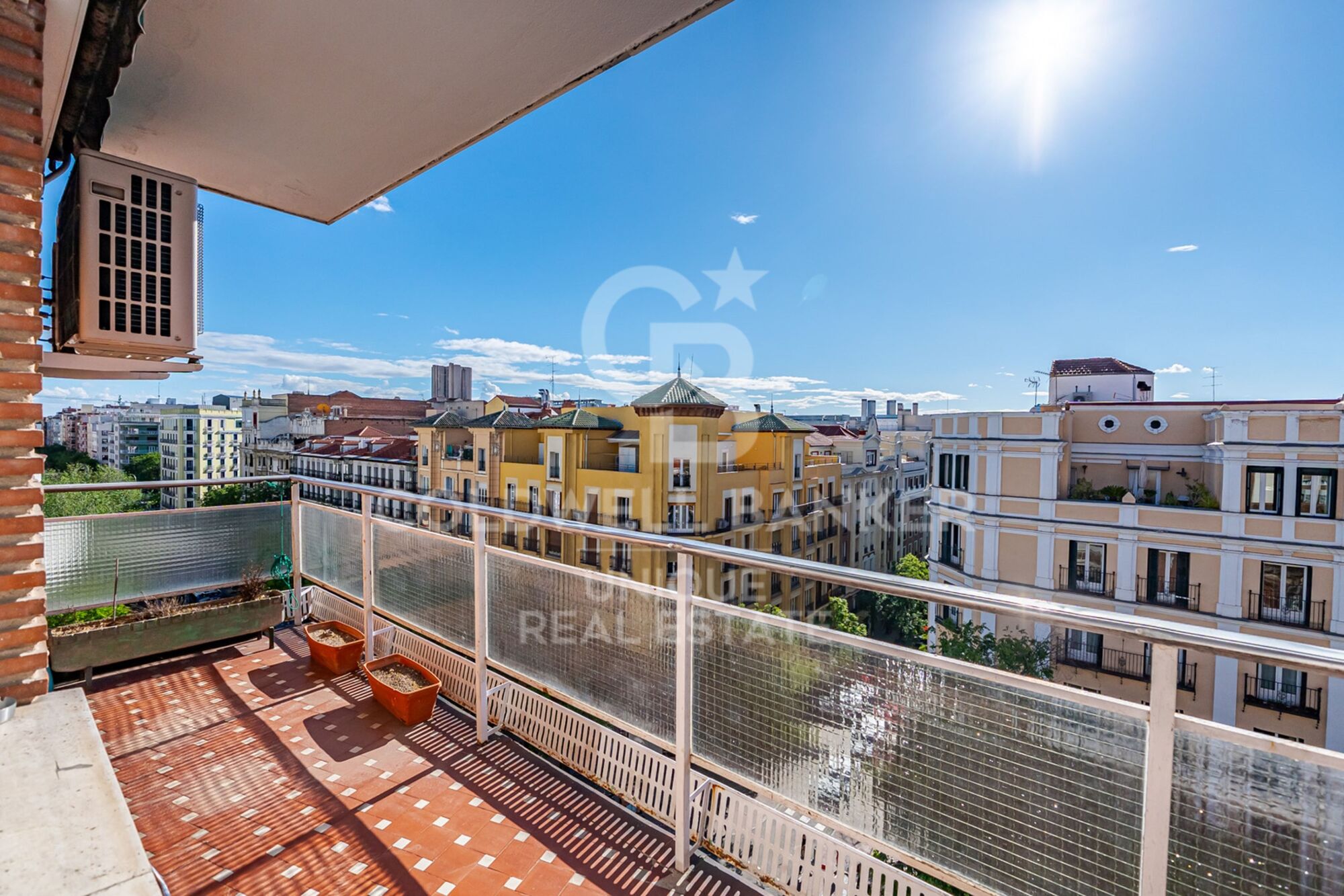 7th-Floor Exterior Apartment with Four Bedrooms, Terrace and Open Views in Goya