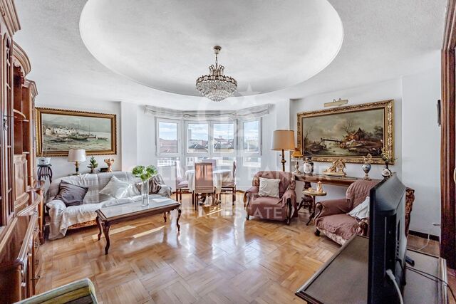 7th-Floor Exterior Apartment with Four Bedrooms, Terrace and Open Views in Goya