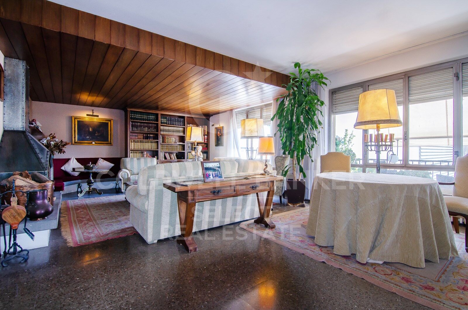 Regio Apartment of 439 m² next to the City Hall: Large Terrace and Potential to Split into 2 Dwellings