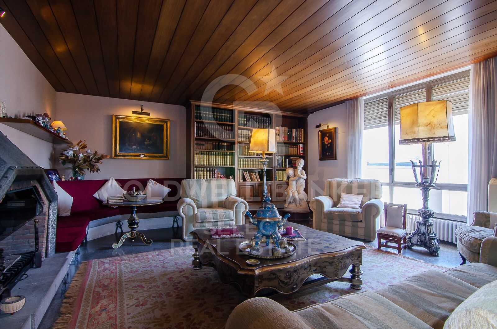 Regio Apartment of 439 m² next to the City Hall: Large Terrace and Potential to Split into 2 Dwellings
