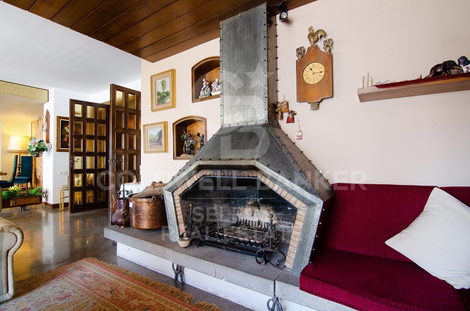 Regio Apartment of 439 m² next to the City Hall: Large Terrace and Potential to Split into 2 Dwellings