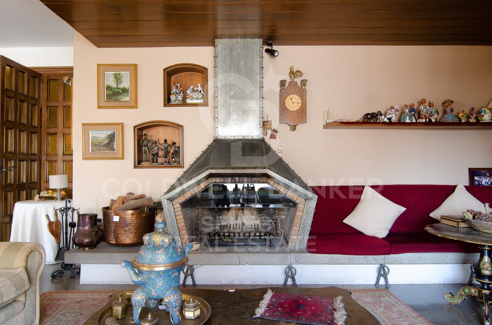 Regio Apartment of 439 m² next to the City Hall: Large Terrace and Potential to Split into 2 Dwellings