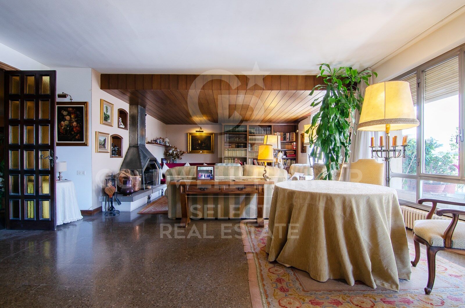 Regio Apartment of 439 m² next to the City Hall: Large Terrace and Potential to Split into 2 Dwellings