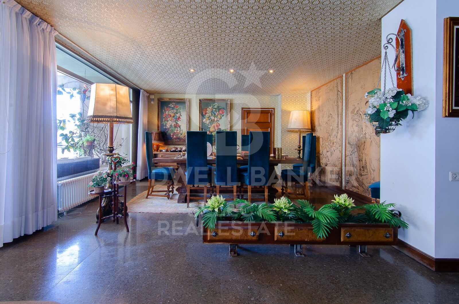 Regio Apartment of 439 m² next to the City Hall: Large Terrace and Potential to Split into 2 Dwellings
